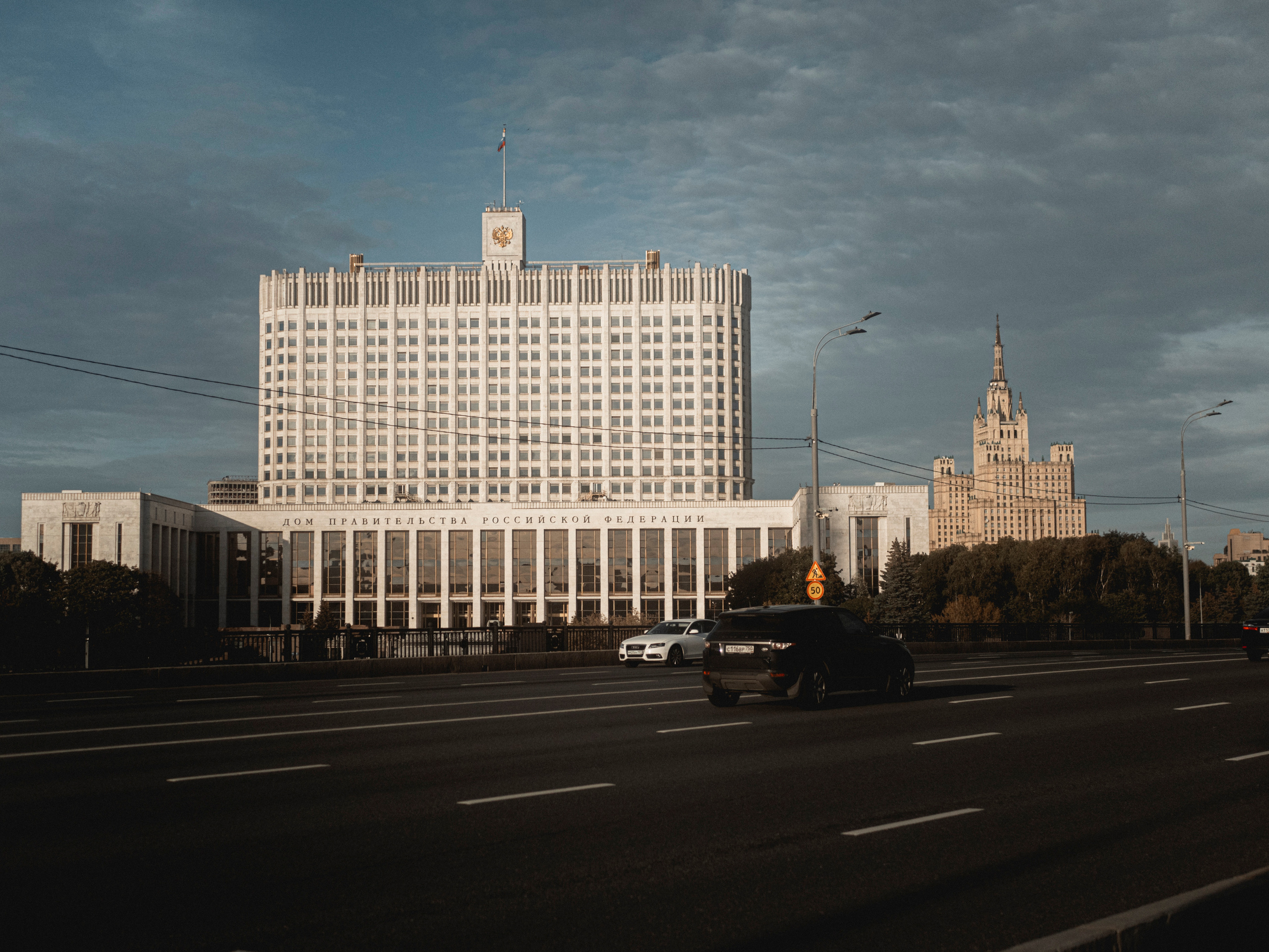 De Moscou City vers rue Arbat en marchant sur bord de Moskva Reka. Photographe sur Cote d’Azur. Portraits de familles, couples, enfants, événements