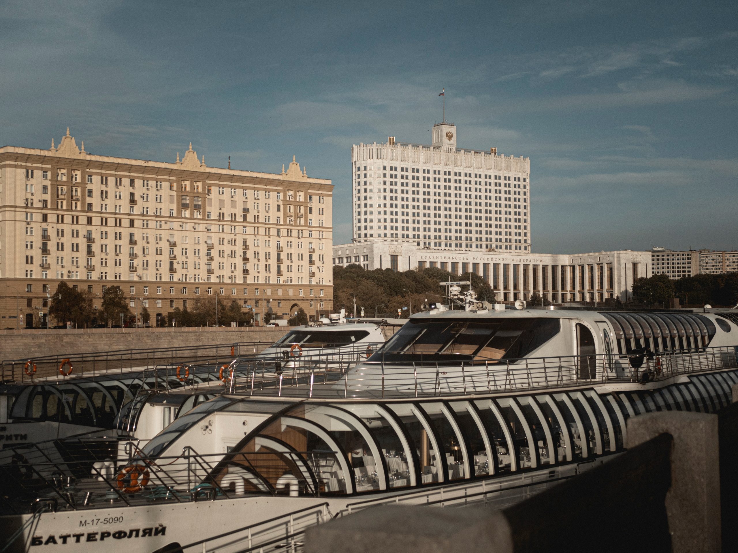 De Moscou City vers rue Arbat en marchant sur bord de Moskva Reka. Photographe sur Cote d’Azur. Portraits de familles, couples, enfants, événements