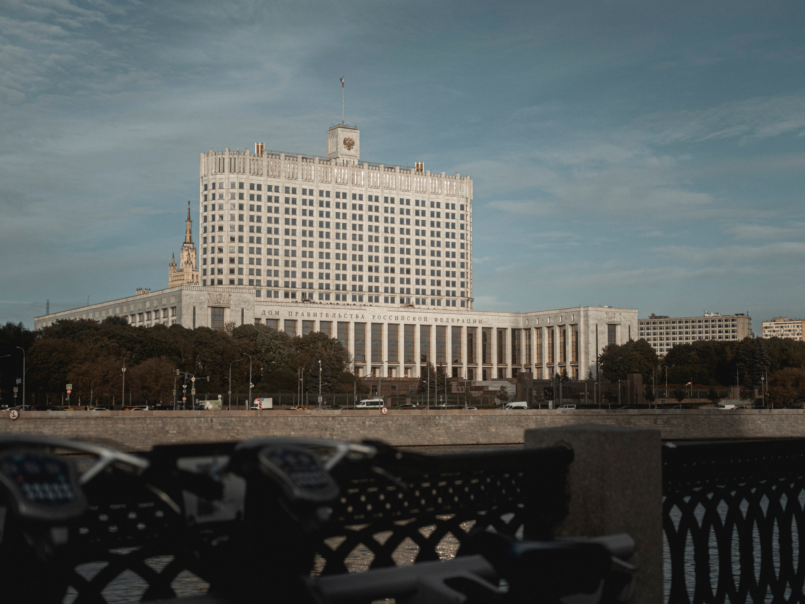 De Moscou City vers rue Arbat en marchant sur bord de Moskva Reka. Photographe sur Cote d’Azur. Portraits de familles, couples, enfants, événements