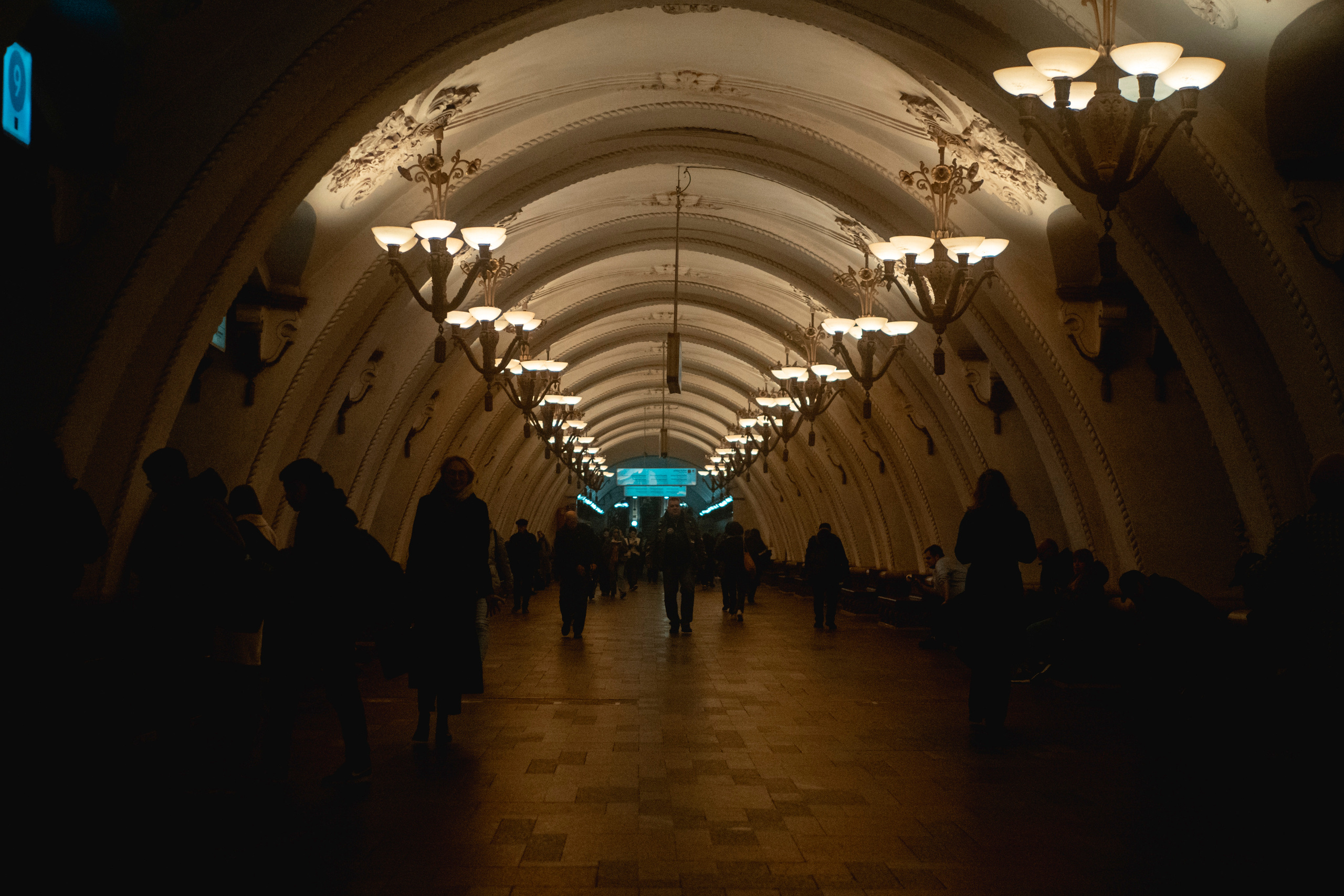 De Moscou City vers rue Arbat en marchant sur bord de Moskva Reka. Photographe sur Cote d’Azur. Portraits de familles, couples, enfants, événements