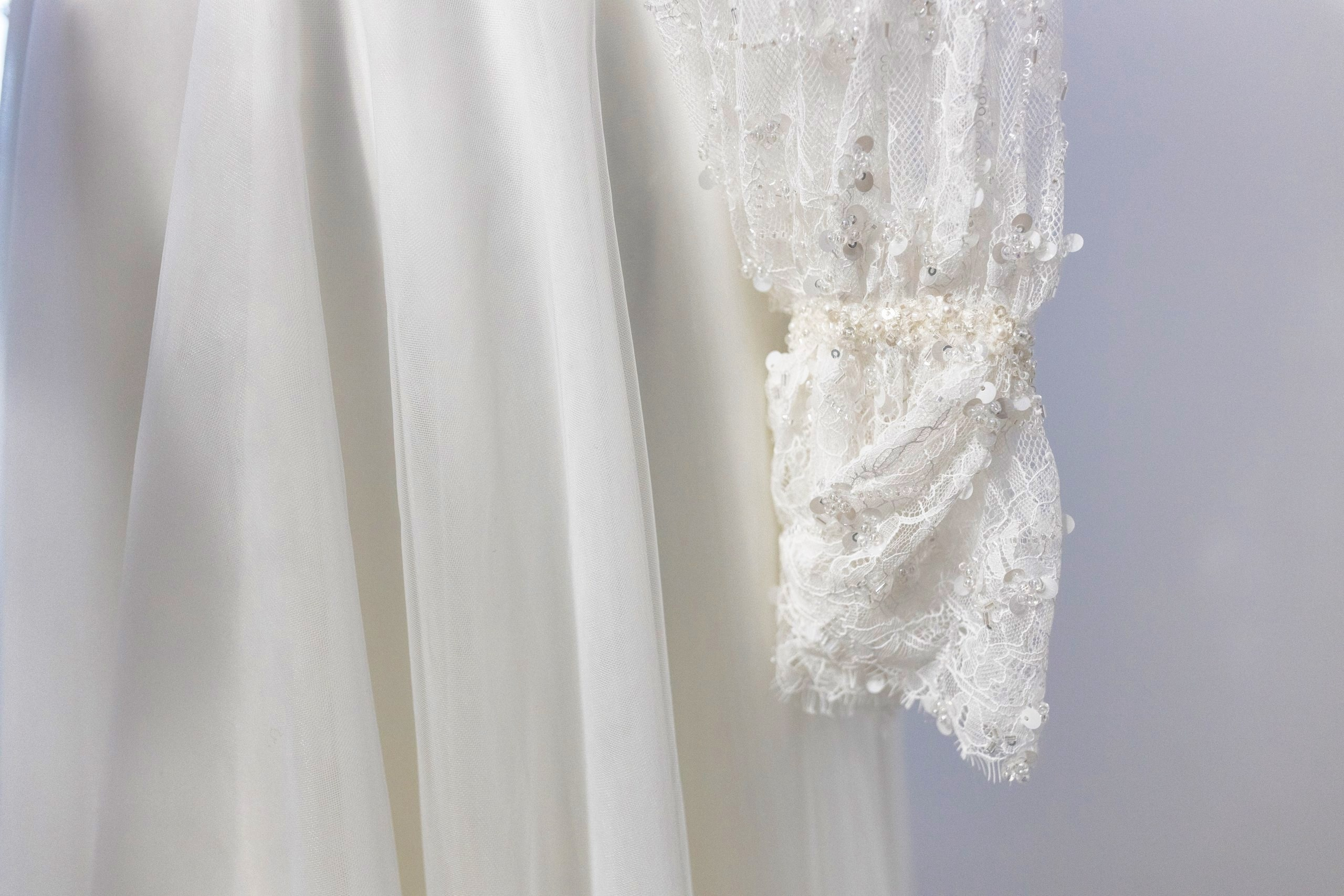 Fotograf nuntă Târgu Neamț – Samuel și Roxana, fotografie autentică realizată de AlinoFotoStudio 2. Fotograf nuntă Iași, Bacău, Suceava și Botoșani – Alin Chirilă surprinzând momente reale de nuntă 3. Fotografie de nuntă cu emoție și credință – AlinoFotoStudio, fotograf povestitor 4. Fotograf profesionist nuntă în Moldova – cadre naturale și pline de emoție 5. Alin Chirilă fotograf nuntă – poveste reală surprinsă prin fotografie 6. Fotograf nuntă cu stil documentar – momente autentice din ziua nunții Pregătiri mireasă acasă – fotografie naturală realizată de Alin Chirilă fotograf nuntă 8. Detalii din ziua nunții – fotograf nuntă Iași și Botoșani, AlinoFotoStudio 9. Emoții din dimineața nunții – fotograf profesionist Moldova 10. Cadre autentice din pregătiri – fotograf nuntă Suceava și Bacău Ceremonie religioasă nuntă – moment emoționant surprins de fotograf Alin Chirilă 12. Nuntă cu valori creștine – fotografie din biserică realizată cu discreție 13. Rugăciune și emoție în ziua nunții – fotograf nuntă Târgu Neamț 14. Legământ în fața lui Dumnezeu – fotografie de nuntă autentică 15. Fotograf nuntă biserică – momente sincere și pline de semnificație Petrecere de nuntă – cadre naturale realizate de AlinoFotoStudio 17. Bucurie și dans la nuntă – fotograf nuntă Iași și împrejurimi 18. Momente autentice de la restaurant – fotograf nuntă Bacău Suceava 19. Atmosferă de nuntă surprinsă discret – Alin Chirilă fotograf -AlinoFotoStudio – fotograf nuntă cu abordare naturală și emoțională 21. Alin Chirilă fotograf – povestitor prin fotografie de nuntă 22. Fotograf nuntă în Moldova – stil documentar și autentic 23. Fotografie de nuntă sinceră și elegantă – AlinoFotoStudio- Fotograf nuntă Iași Bacău Suceava Botoșani – Alin Chirilă AlinoFotoStudio 26. Fotograf nuntă Târgu Neamț și Moldova – fotografie profesională de eveniment 27. Fotograf nuntă cu valori creștine și stil documentar – AlinoFotoStudio - Alin Chirilă – AlinoFotoStudio Fotograf nuntă Iași • Bacău • Suceava • Botoșani - Samuel & Roxana, Târgu Neamț -Momente reale, trăite sincer și păstrate pentru totdeauna.