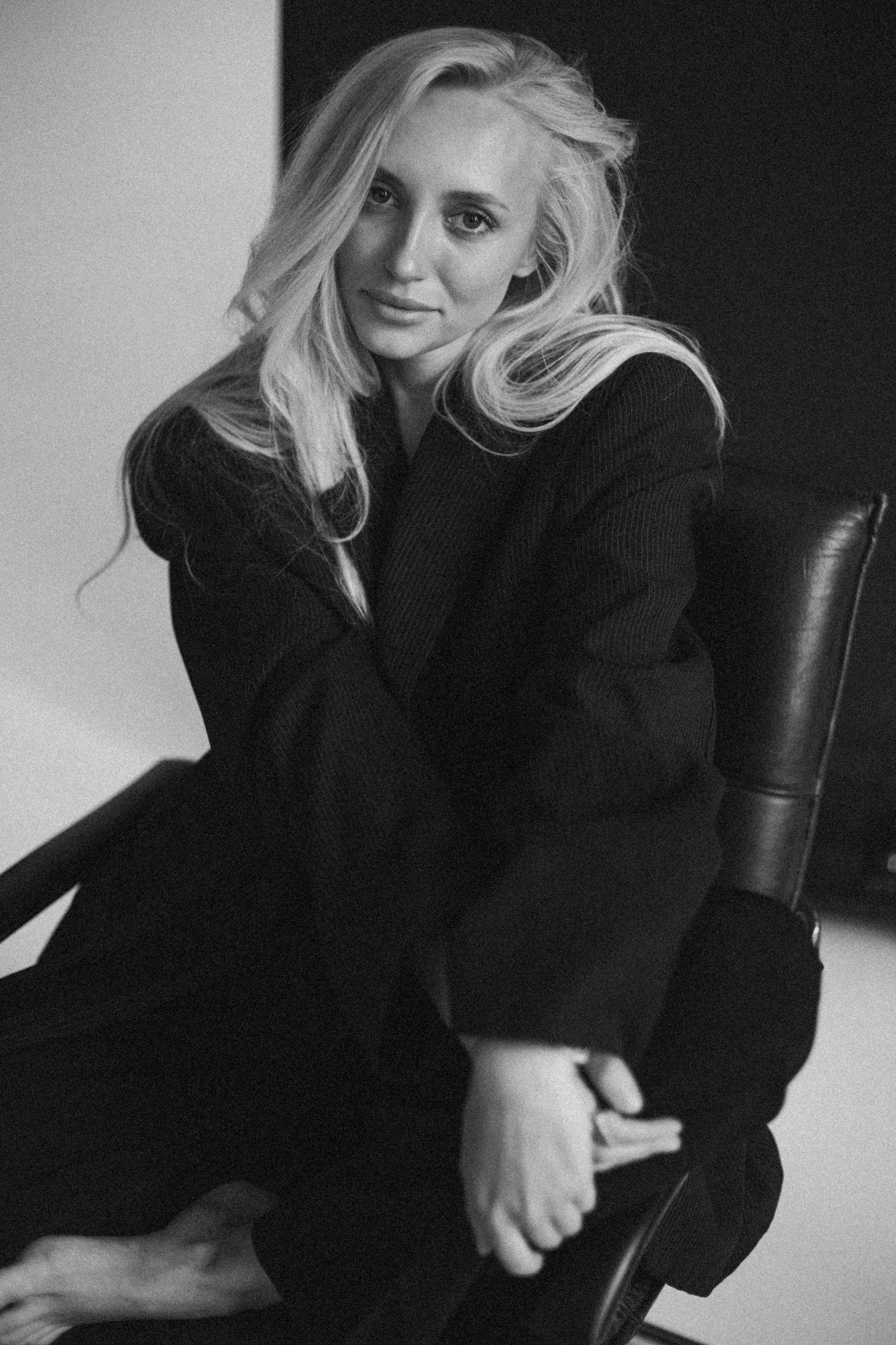 Individual photoshoot of a woman in a studio in Vilnius.