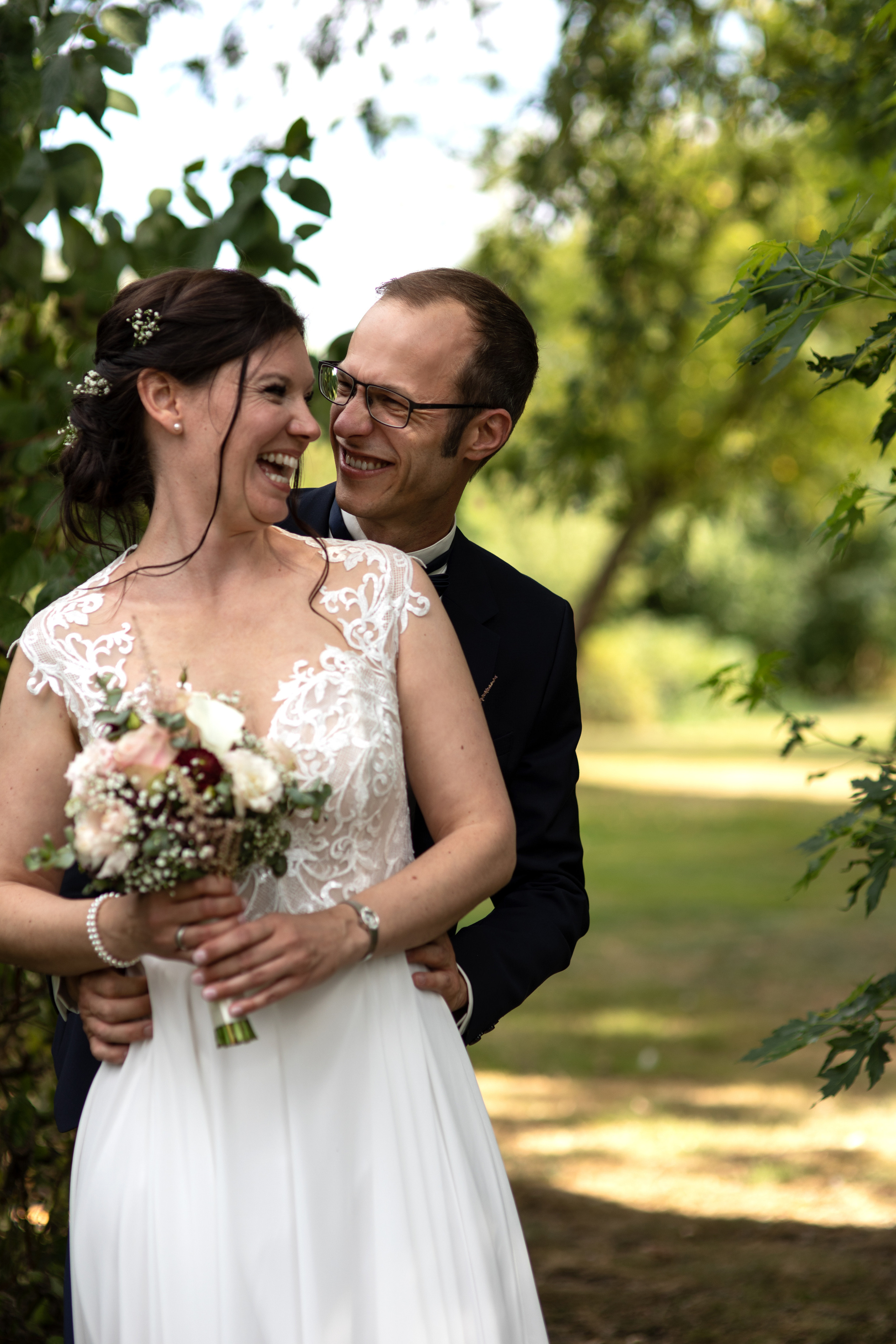Gibt es Fotografen, die Hochzeitsfoto und Video in Osnabrück anbietet?