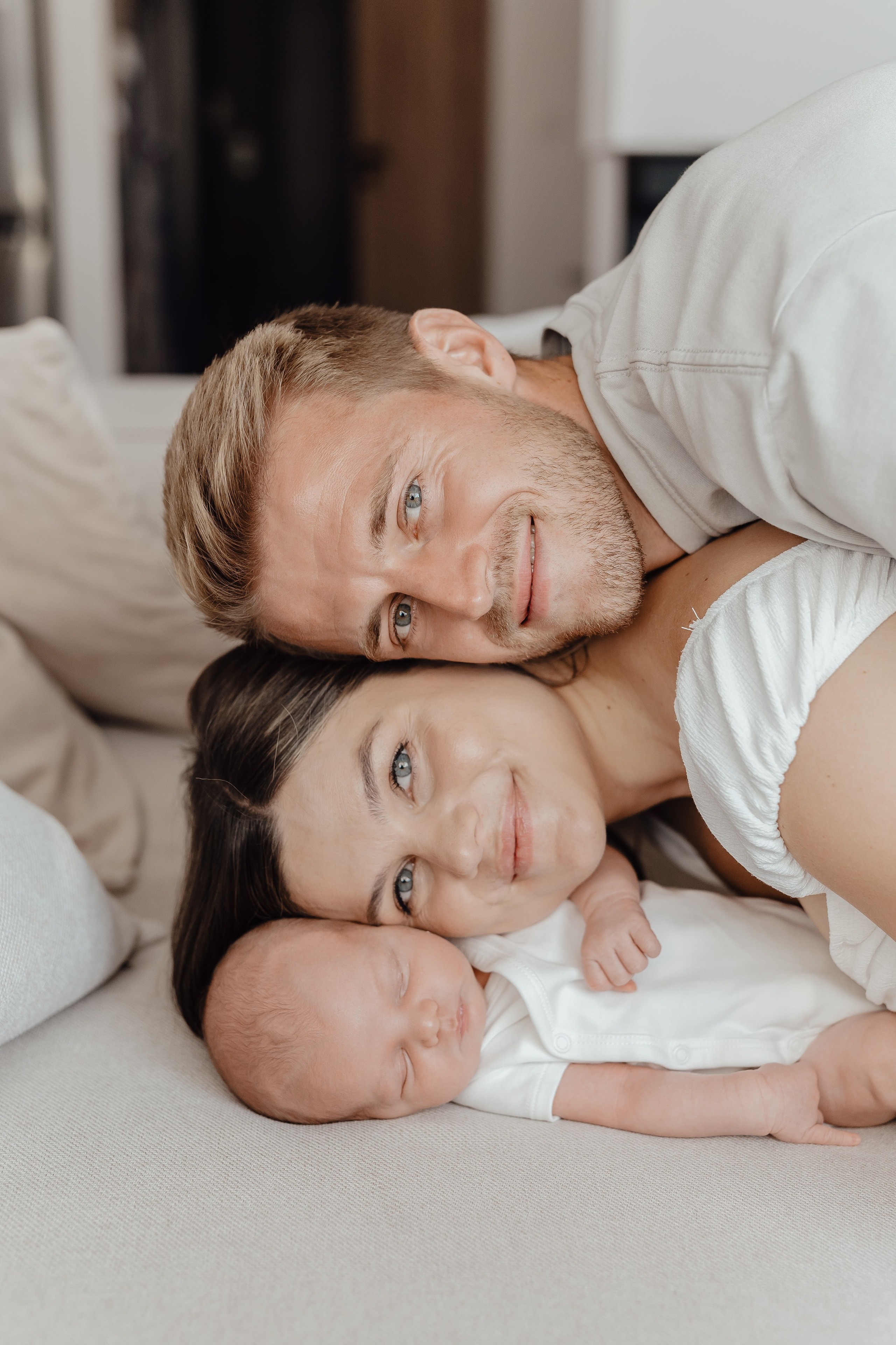 Rodzina na sofie z noworodkiem – sesja rodzinna w Łodzi