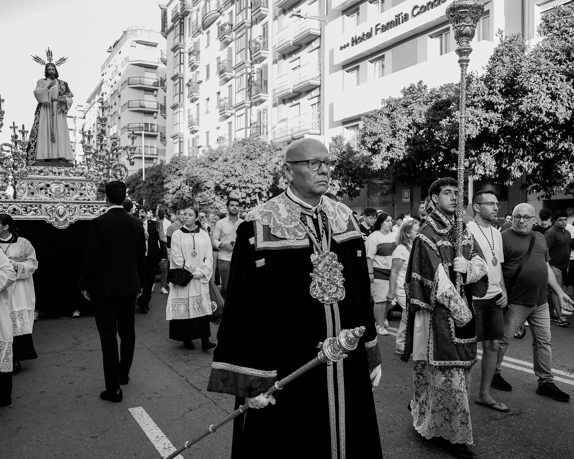 Cuando la calle te pone a prueba: Fotografía Documental en el Corpus de Huelva con Ricoh GR IV. Fotógrafo profesional en Sevilla Francisco Guerrero