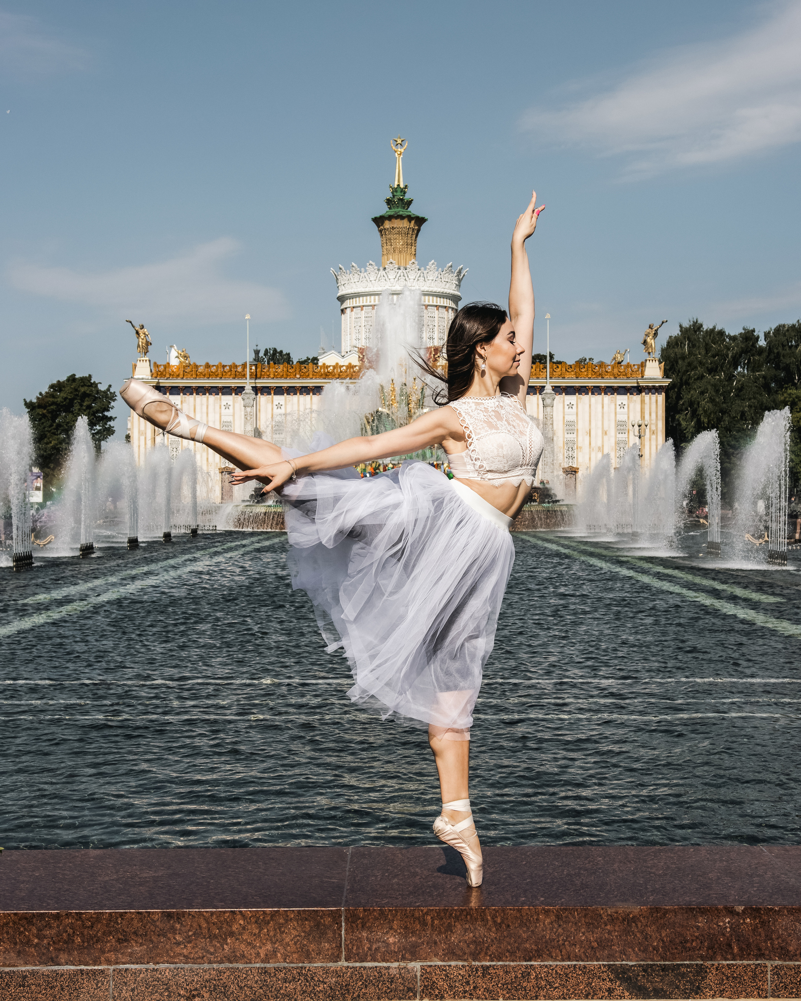 Bailarina con vestido blanco durante una sesión artística al aire libre
