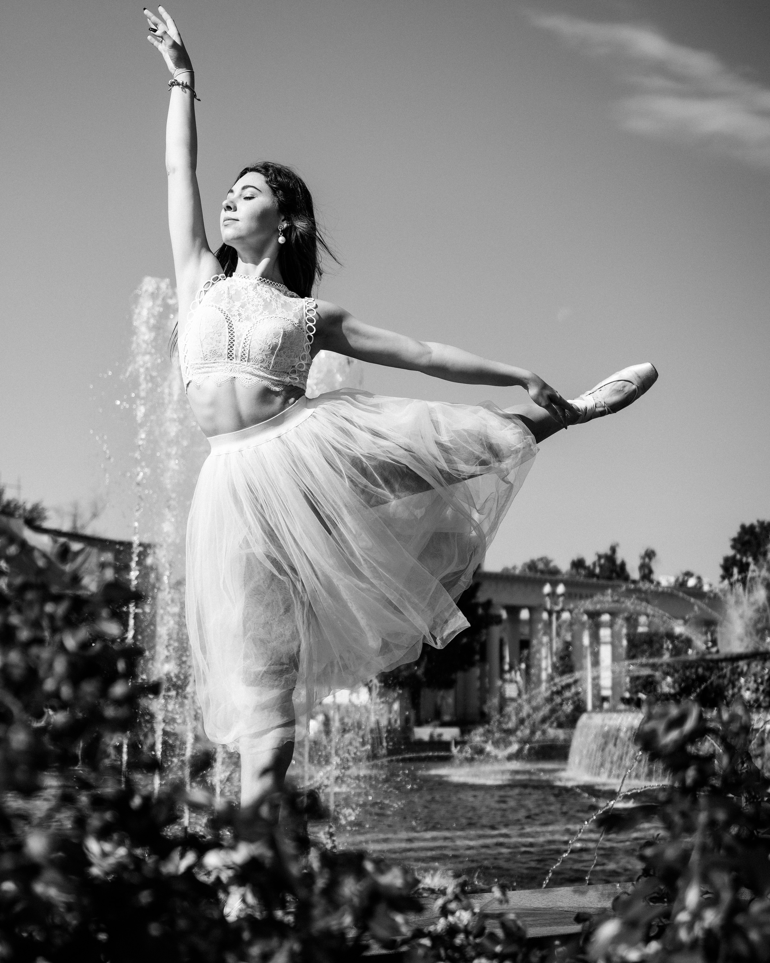 Fotografía artística de bailarina en blanco y negro