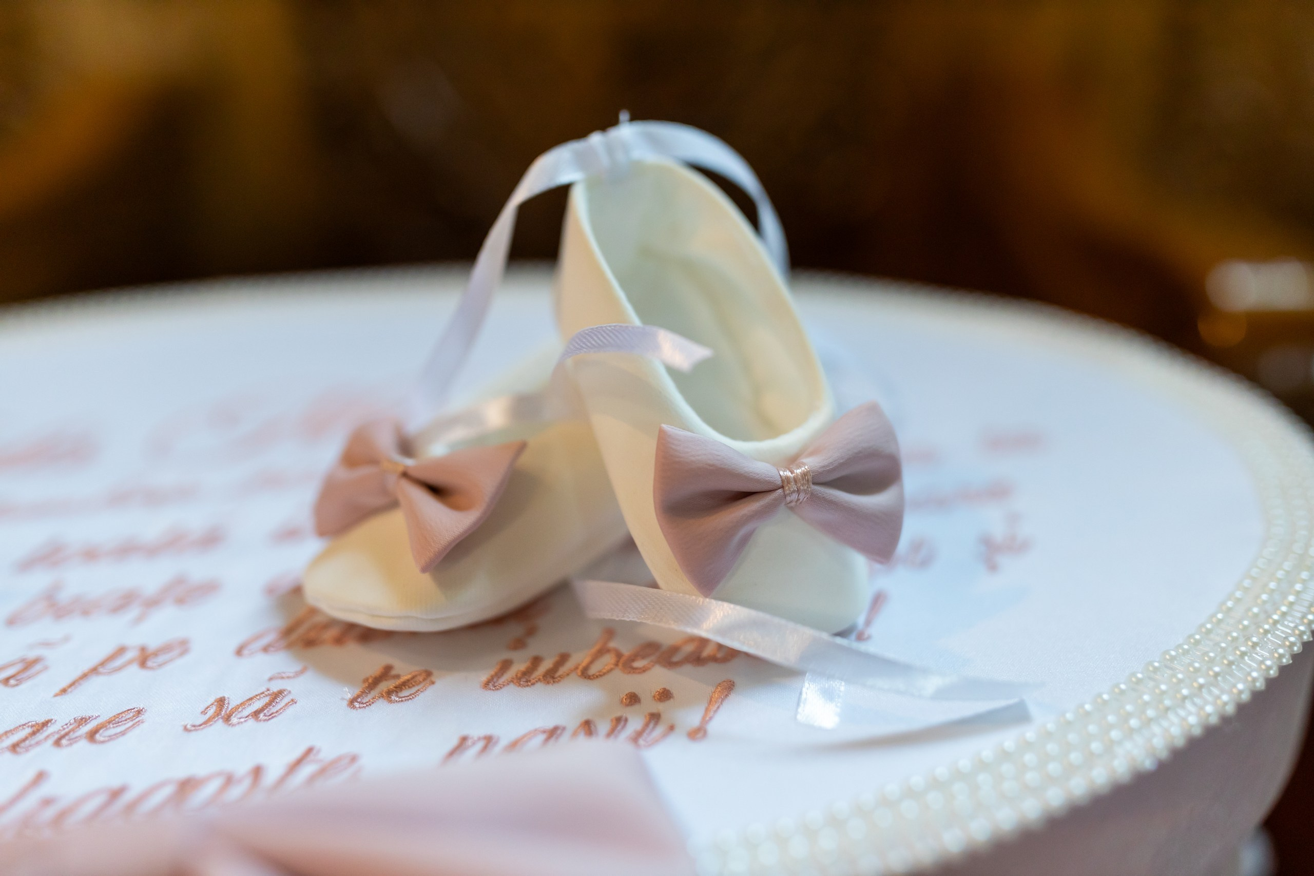 “Bebeluș botezat în biserică, ținut în brațe de nași” • “Detaliu cu lumânarea de botez decorată cu flori albe” • “Părinți emoționați alături de copilul lor la ceremonia de botez” • “Masa festivă de botez cu decor tematic și tort personalizat” • “Momentul în care preotul toarnă apă sfințită pe fruntea bebelușului” “Bebeluș în rochie albă de botez, zâmbind în brațele mamei” • “Detaliu cu cruciulița de botez așezată pe o pernă de satin” • “Părinți și nași aprinzând lumânările în timpul ceremoniei de botez” • “Tort de botez decorat cu figurine tematice și numele copilului” • “Copil botezat dormind liniștit în pătuțul decorat festiv” • “Momentul în care preotul binecuvântează copilul în fața altarului” • “Invitați adunându-se în jurul mesei festive la petrecerea de botez” • “Bebeluș ținând în mână o jucărie personalizată primită la botez” • “Familie fericită pozând împreună după ceremonia de botez” • “Decor tematic cu baloane și flori la locația petrecerii de botez” fotograf Botoșani fotograf evenimente fotograf botez Alin Chirila fotograf alinofotostudio,- Preotul ținându-l pe micuțul Mathias Gabriel la botez, în biserica Înălțarea Domnului, Copălău - Detalii de la botezul lui Mathias – lumânare, trusou și icoană - Familia lui Mathias Gabriel alături de micuț, în ziua botezului - Portret emoționant cu mama și bebelușul în brațe, în biserică,fotograf profesionist evenimente Botoșani, Iași, Suceava, Fălticeni, Bacău, Pașcani, Roman - AlinoFotoStudio by Alin Chirilă - servicii foto nuntă, botez, cununie, ședințe foto creative, albume personalizate, fotografii emoționante și calitative pentru cele mai importante momente din viață,fotograf nuntă Botoșani Alin Chirilă, ședință foto botez Iași - AlinoFotoStudio, servicii fotograf profesionist evenimente Suceava, fotograf cununie civilă Fălticeni - Alin Chirilă, album foto nuntă personalizat Bacău.“Bebeluș botezat în biserică, ținut în brațe de nași” • “Detaliu cu lumânarea de botez decorată cu flori albe” • “Părinți emoționați alături de copilul lor la ceremonia de botez” • “Masa festivă de botez cu decor tematic și tort personalizat” • “Momentul în care preotul toarnă apă sfințită pe fruntea bebelușului” “Bebeluș în rochie albă de botez, zâmbind în brațele mamei” • “Detaliu cu cruciulița de botez așezată pe o pernă de satin” • “Părinți și nași aprinzând lumânările în timpul ceremoniei de botez” • “Tort de botez decorat cu figurine tematice și numele copilului” • “Copil botezat dormind liniștit în pătuțul decorat festiv” • “Momentul în care preotul binecuvântează copilul în fața altarului” • “Invitați adunându-se în jurul mesei festive la petrecerea de botez” • “Bebeluș ținând în mână o jucărie personalizată primită la botez” • “Familie fericită pozând împreună după ceremonia de botez” • “Decor tematic cu baloane și flori la locația petrecerii de botez” fotograf Botoșani fotograf evenimente fotograf botez Alin Chirila fotograf alinofotostudio.fotograf botez Amelis Maria, fotografie botez Botoșani, fotograf Alin Chirilă, amintiri botez, fotografii botez, botez Amelis Maria, fotograf copii, fotografie botez în Botoșani,