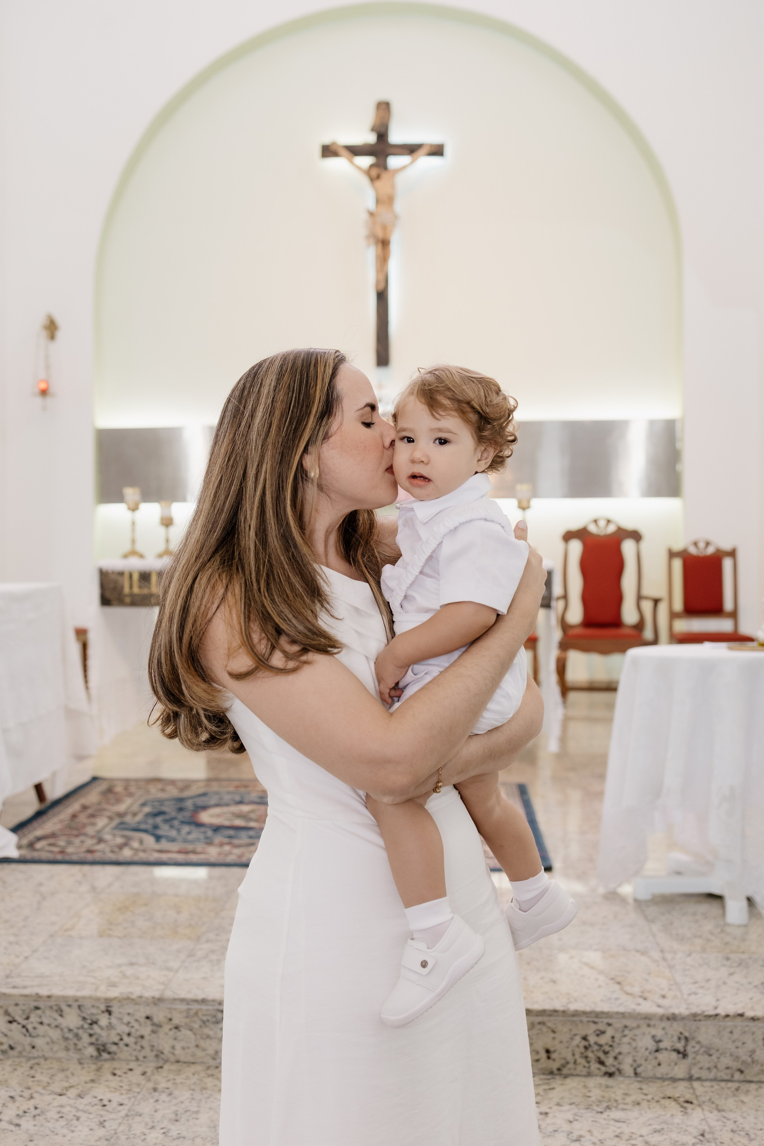 Mãe e filho no batismo