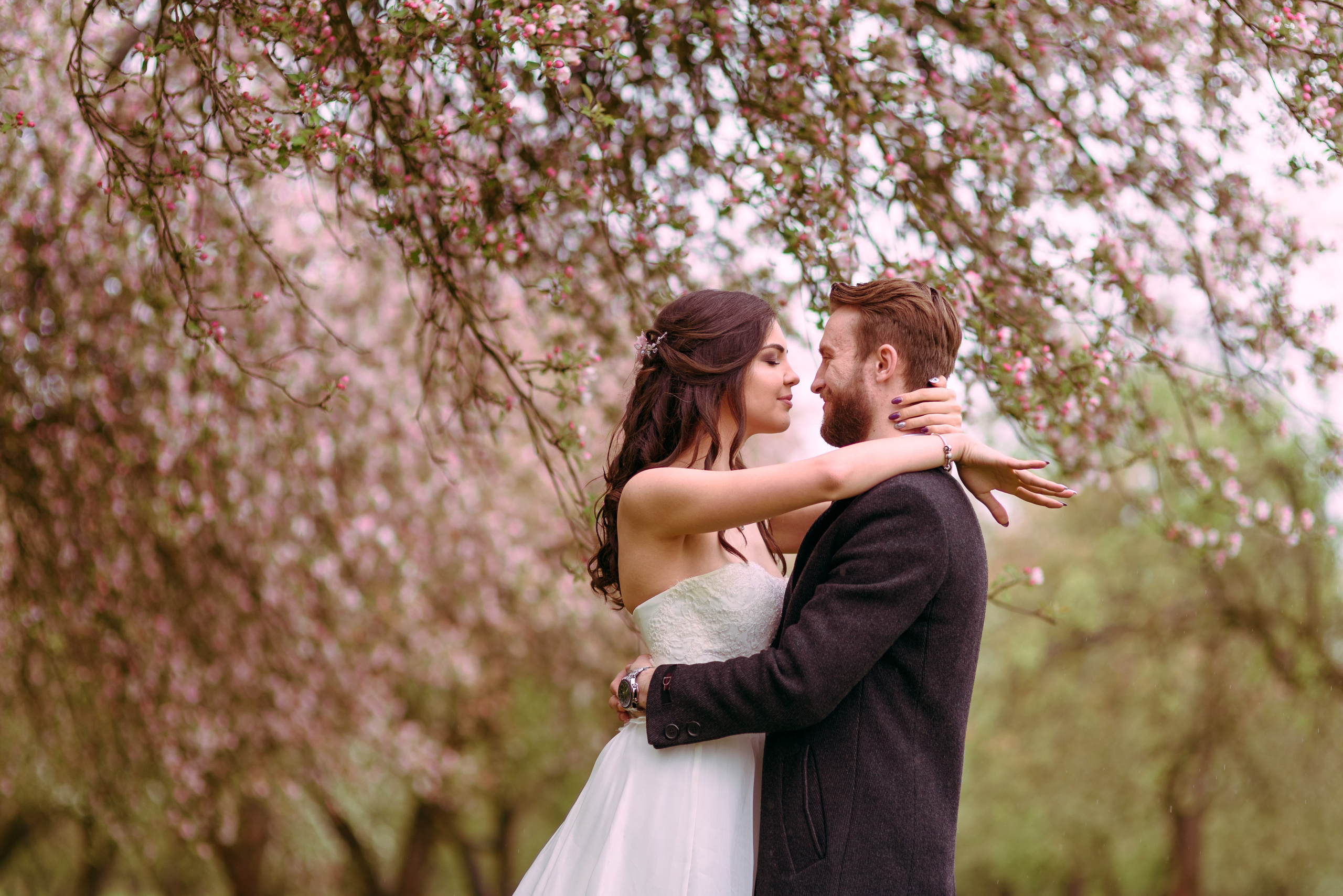 Свадебная прогулка в цветущем саду. Семейный фотограф и фотограф новорожденных в Вильнюсе Ирина Беленкевич
