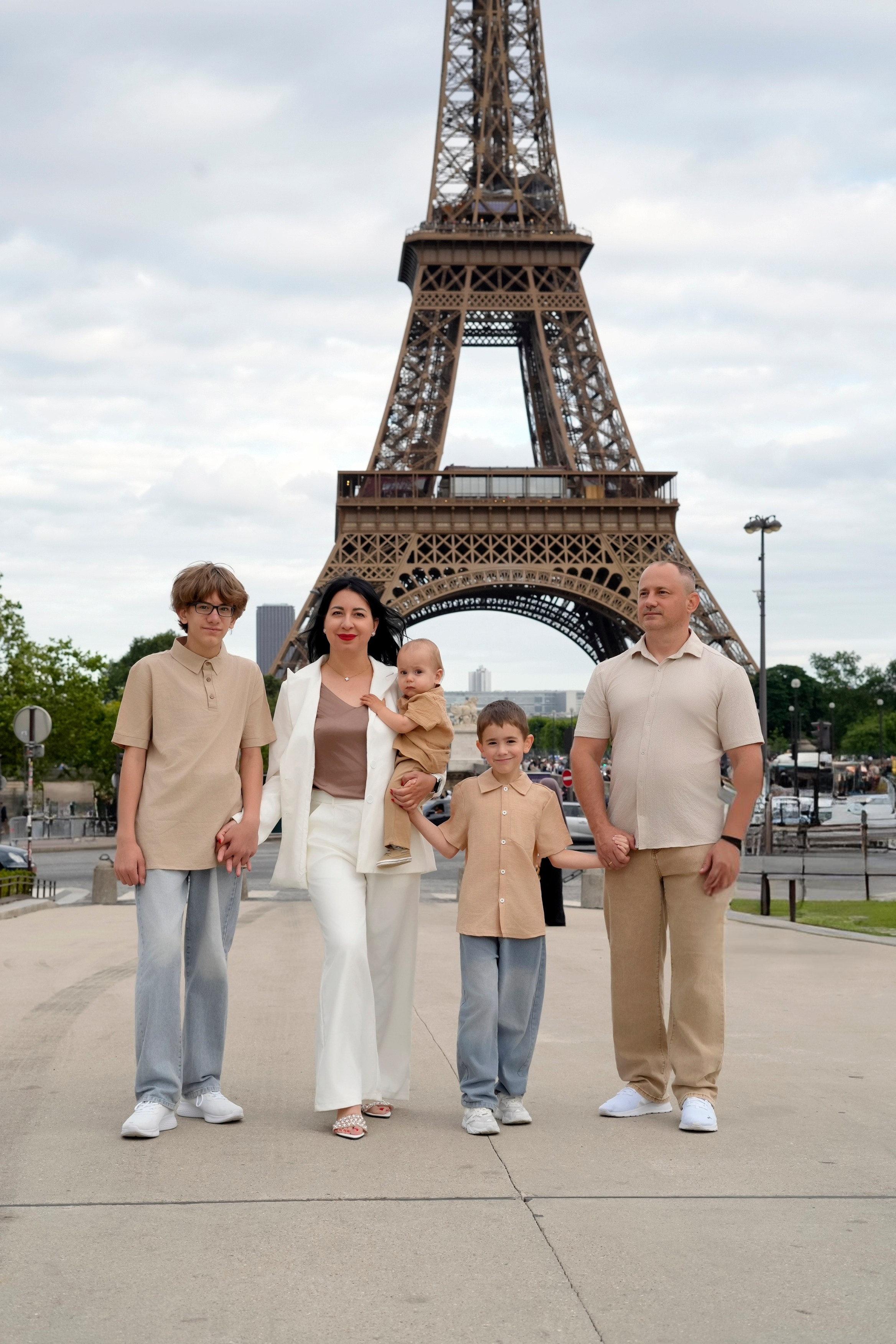 Family photoshoot in Paris. Alina Tagzieva- a photograper in Paris