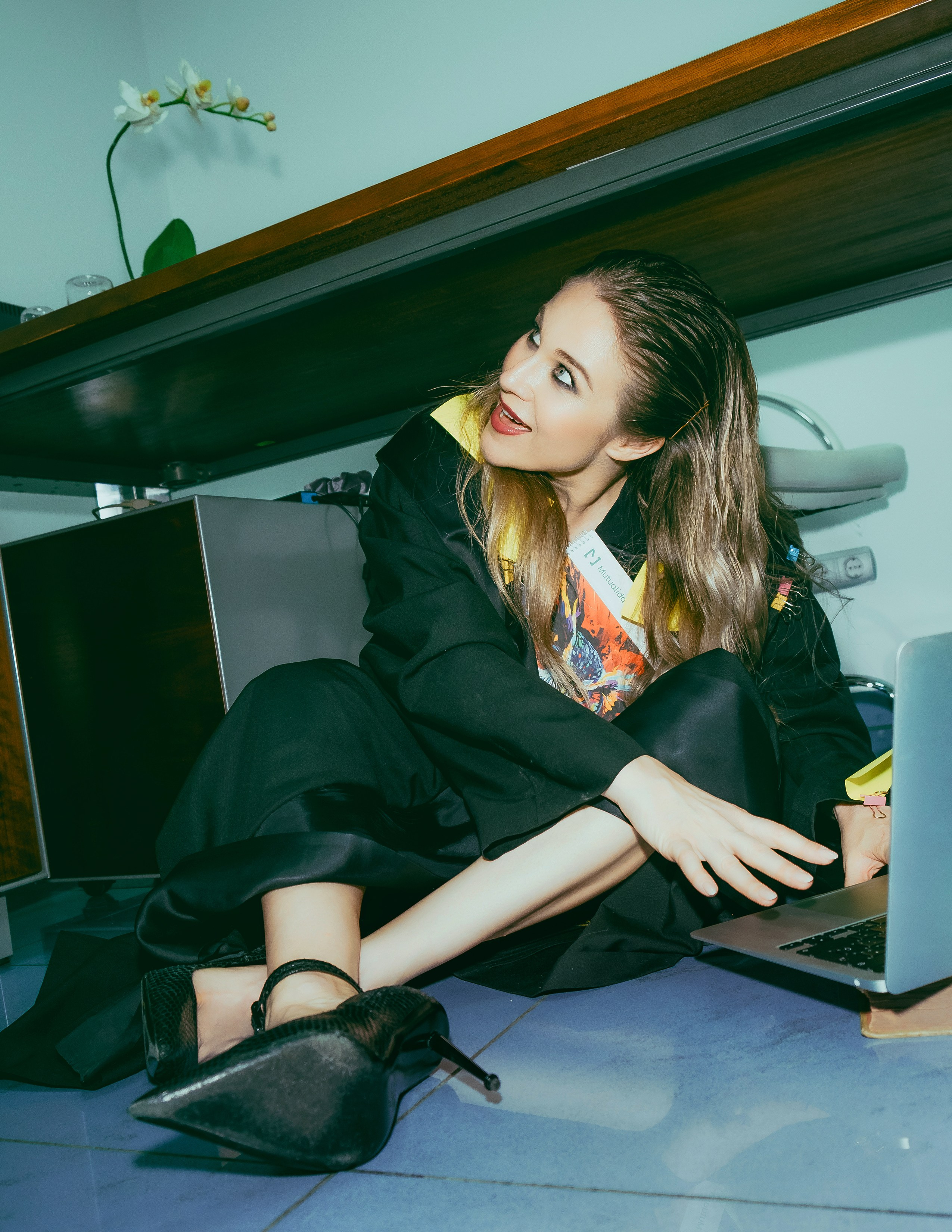 Креативная фотосессия адвоката в офисе в Аликанте, Торревьеха