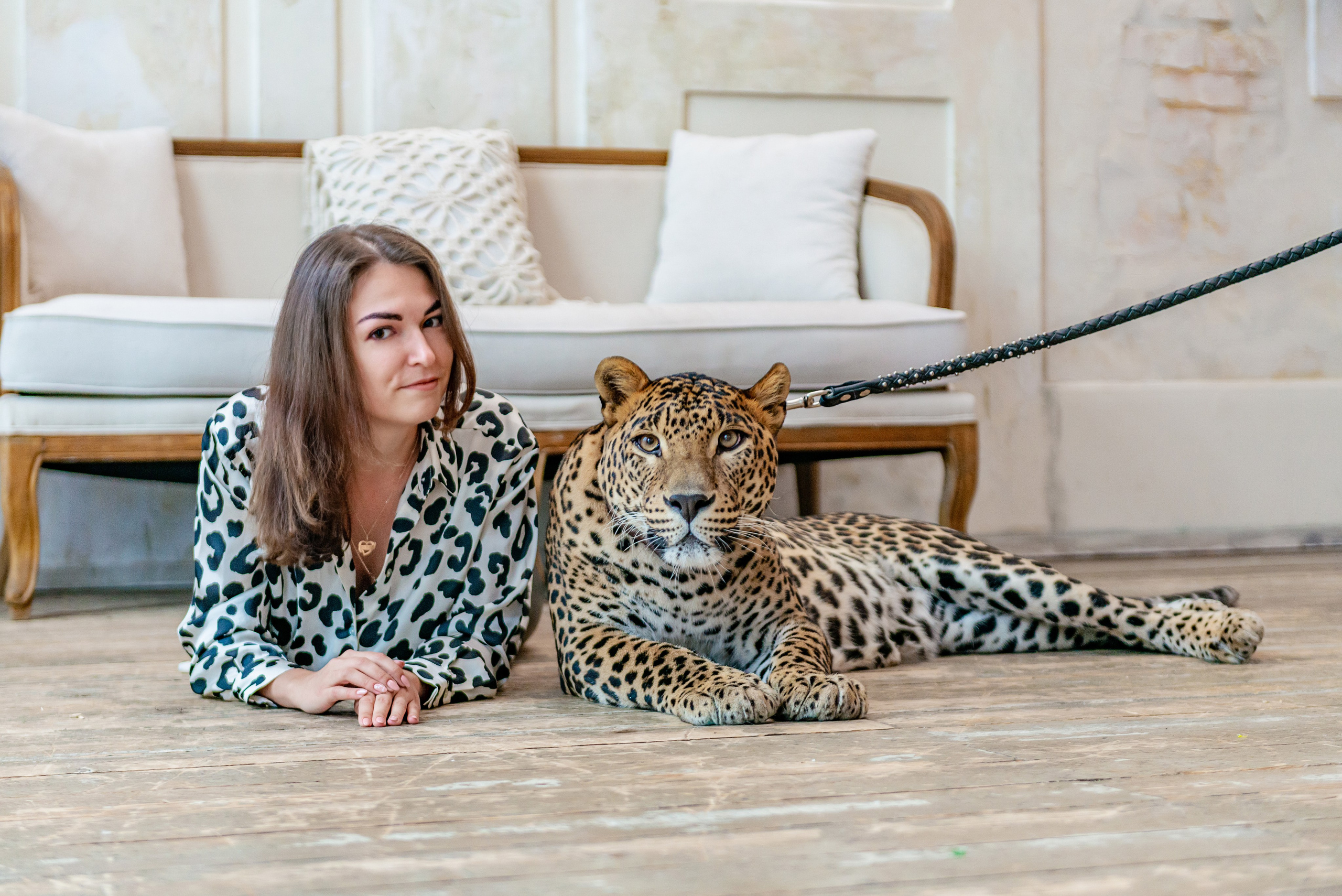 Photosession in the studio with a leopard. FOTÓGRAFO MÉXICO QUINTANA ROO