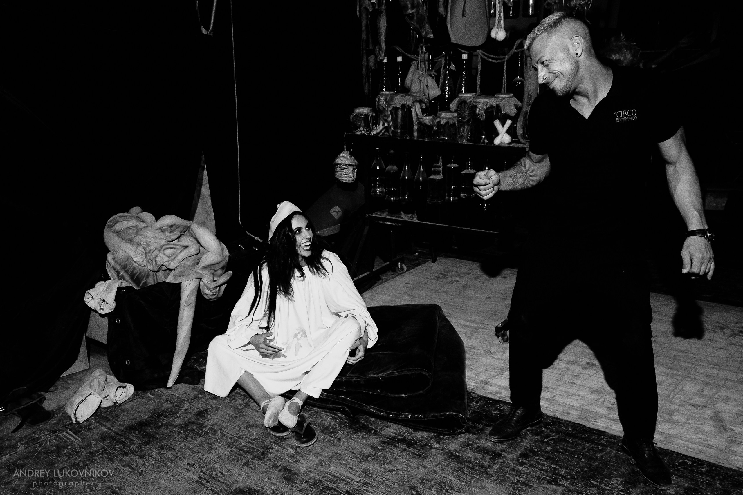 Sesión de fotos entre bastidores en El Circo Encantado: la vida de los artistas tras bambalinas