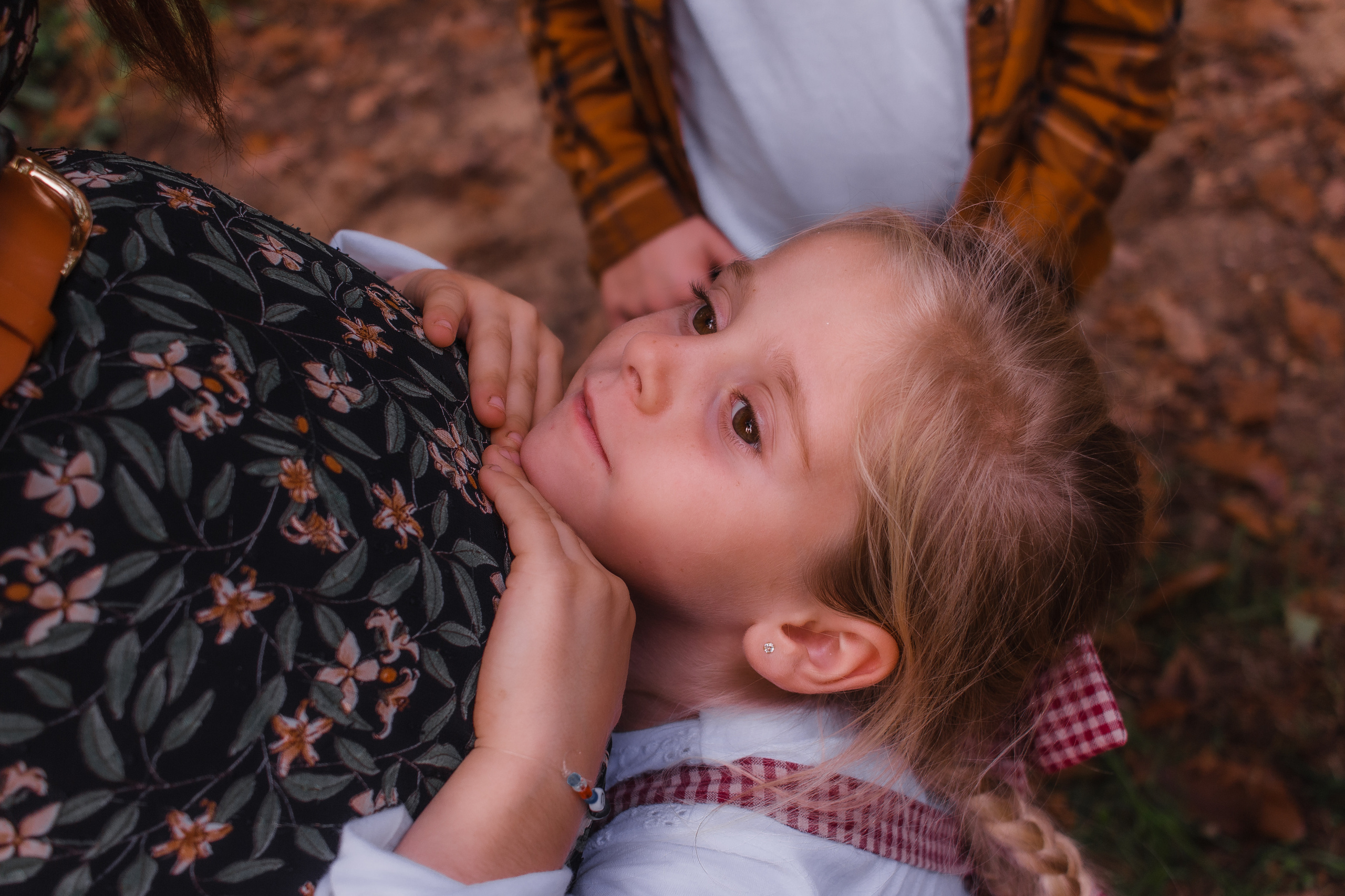 La famille Bouchard -Chausson en automne. Photographe professionnelle à Poitiers, Tours et Châtellerault | Studio photo entre Poitiers et Tours – portraits, familles, entreprises, ma