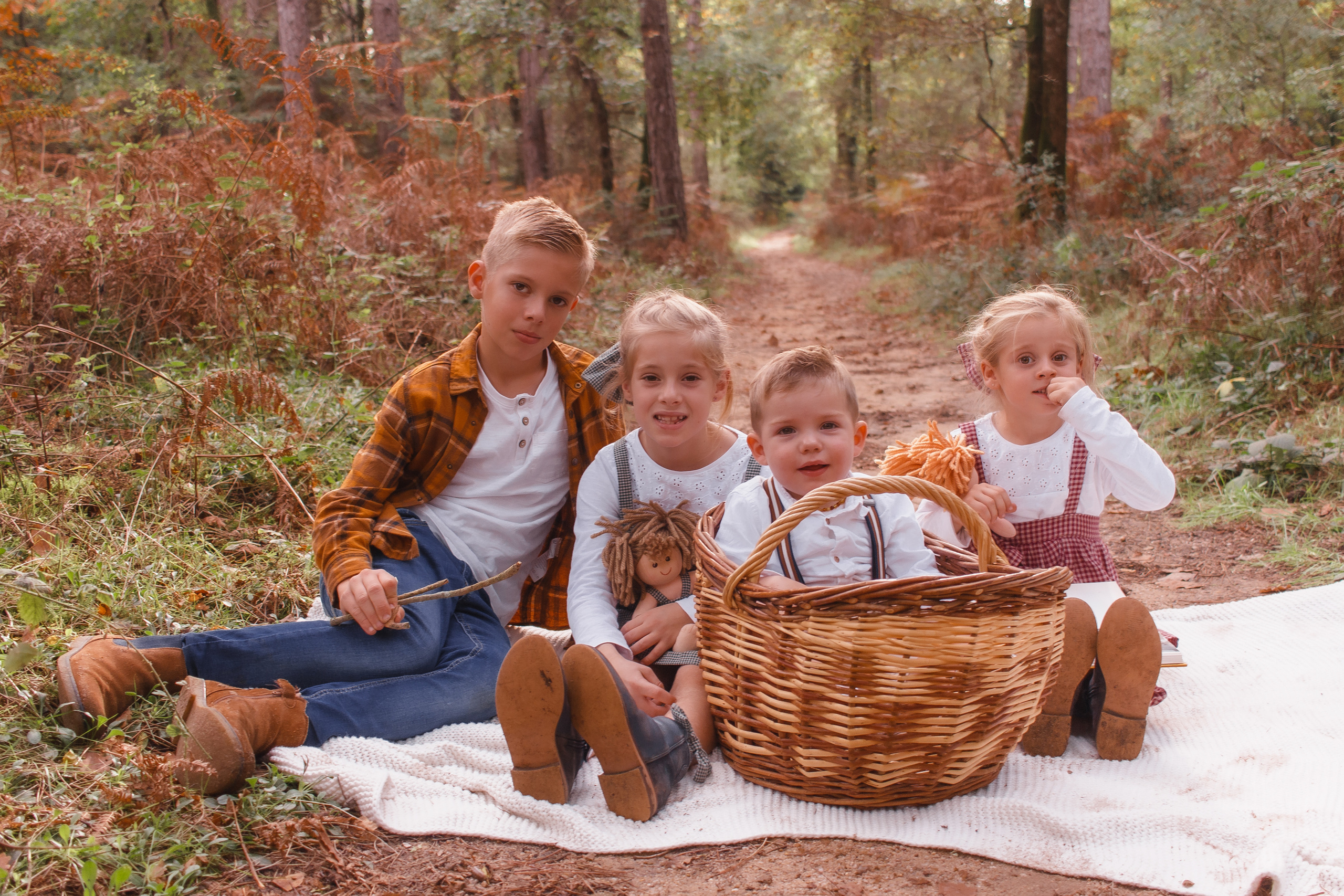 La famille Bouchard -Chausson en automne. Photographe professionnelle à Poitiers, Tours et Châtellerault | Studio photo entre Poitiers et Tours – portraits, familles, entreprises, ma