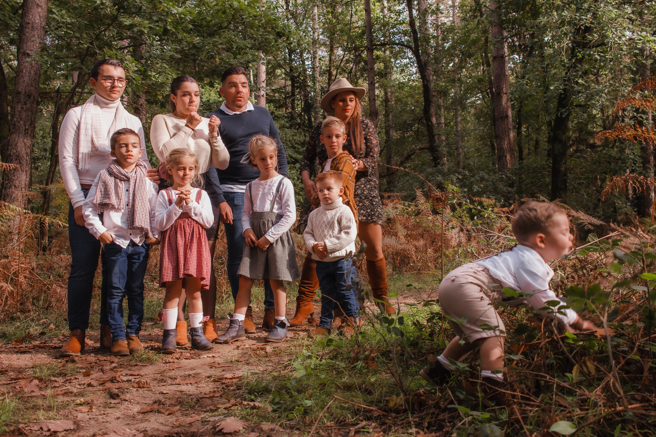 La famille Bouchard -Chausson en automne. Photographe professionnelle à Poitiers, Tours et Châtellerault | Studio photo entre Poitiers et Tours – portraits, familles, entreprises, ma