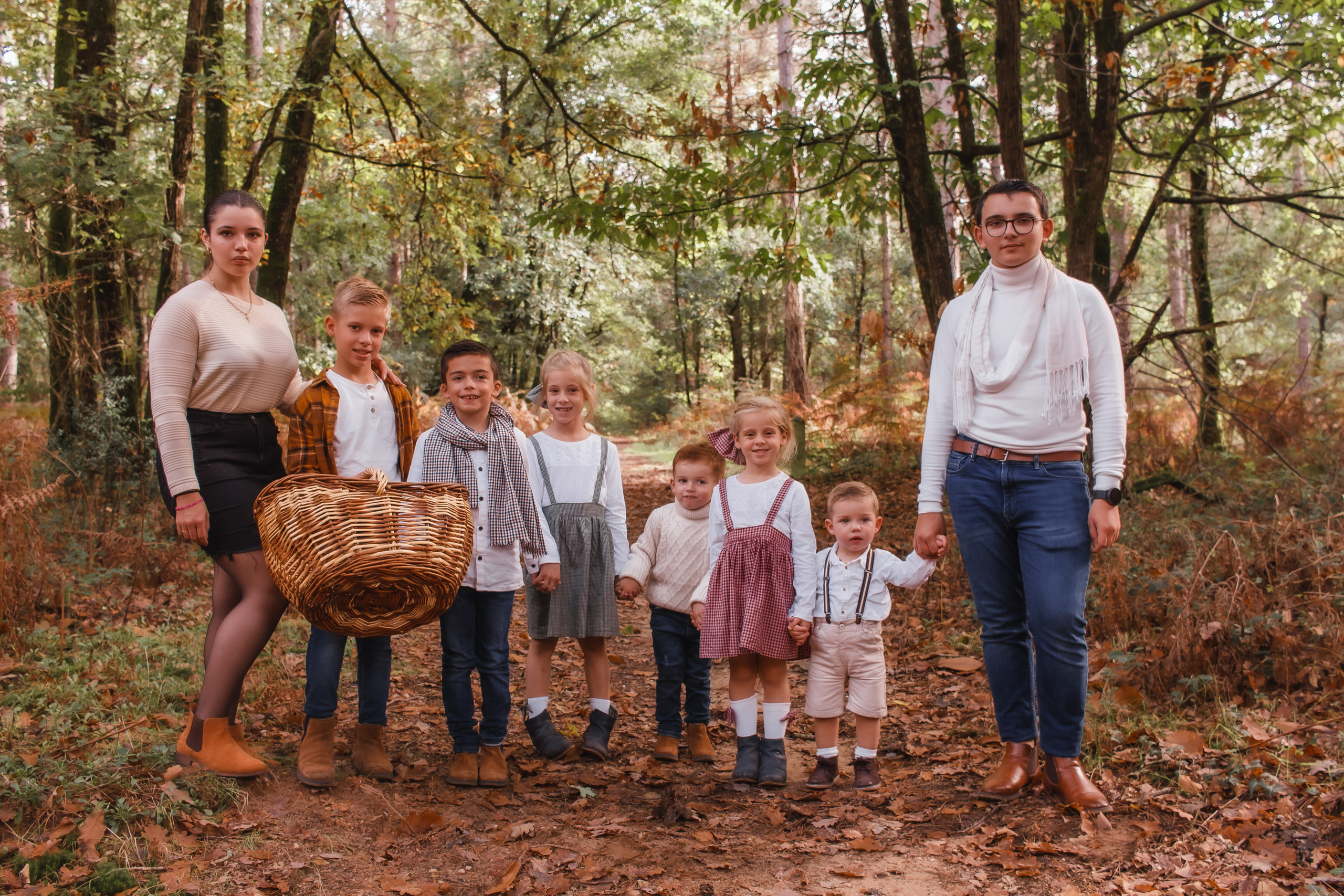 La famille Bouchard -Chausson en automne. Photographe professionnelle à Poitiers, Tours et Châtellerault | Studio photo entre Poitiers et Tours – portraits, familles, entreprises, ma