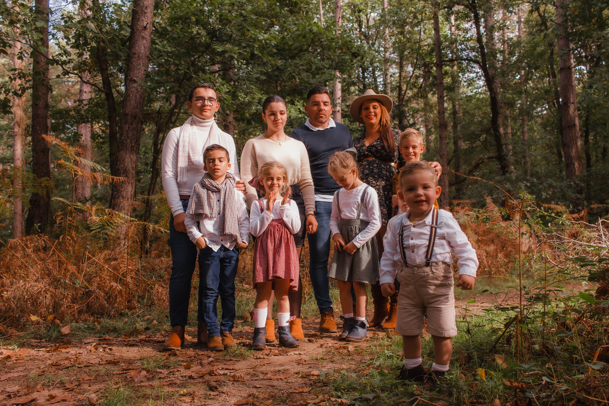 La famille Bouchard -Chausson en automne. Photographe professionnelle à Poitiers, Tours et Châtellerault | Studio photo entre Poitiers et Tours – portraits, familles, entreprises, ma