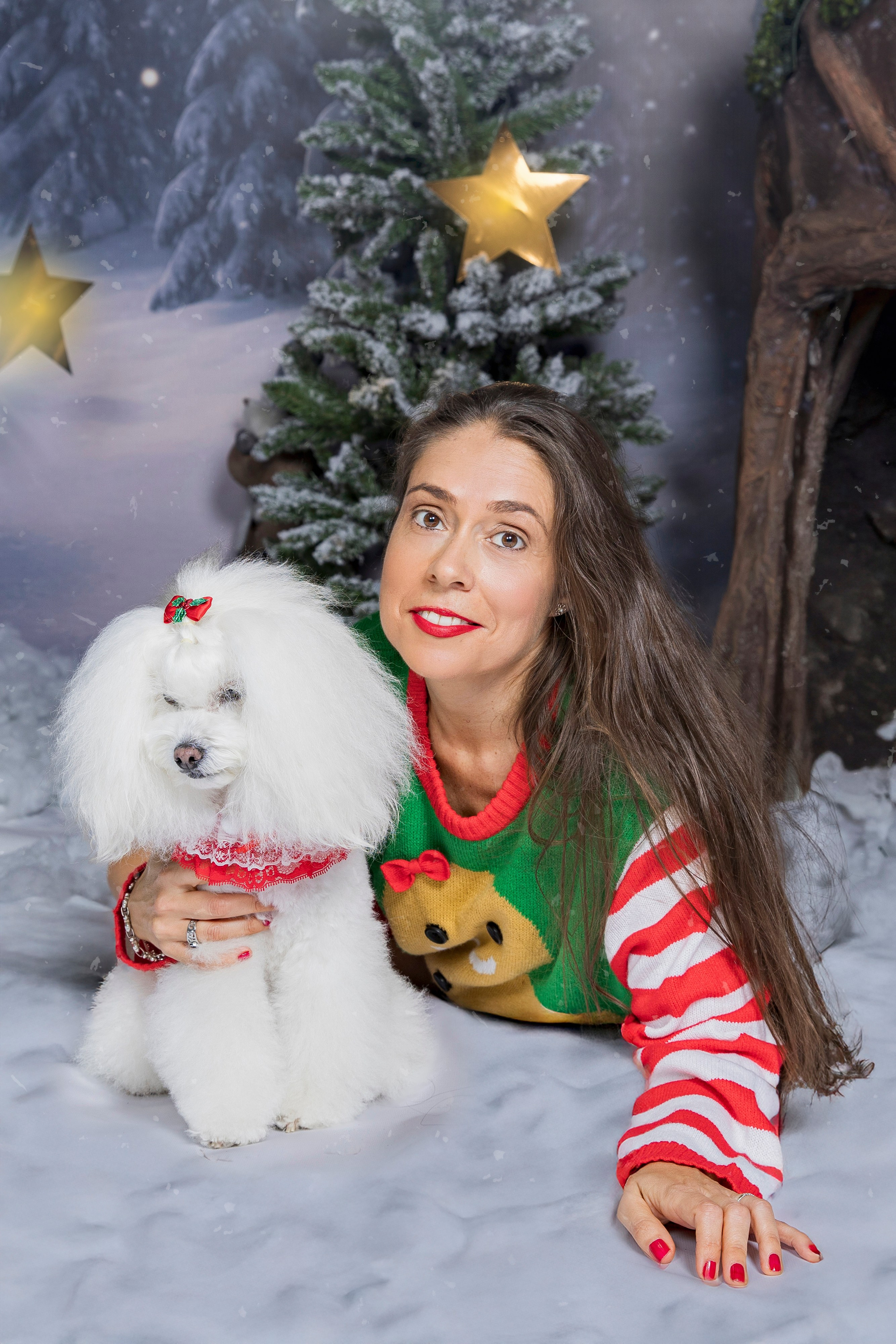 “Mascota incluida en sesión navideña junto a la familia en estudio – Rainbox Estudio”