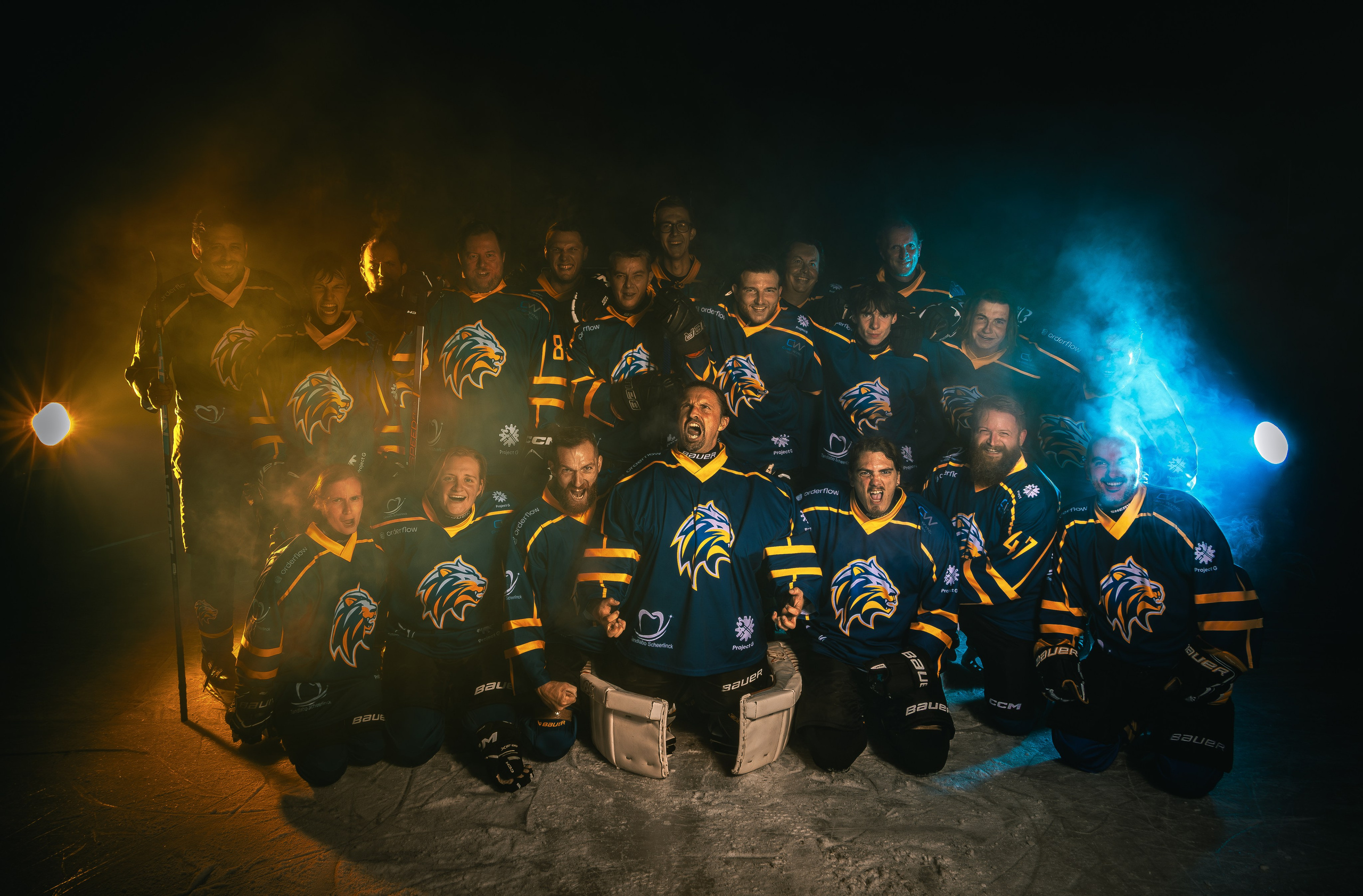 Teamfoto ijshockeyspelers met donkere achtergrond en lichteffecten