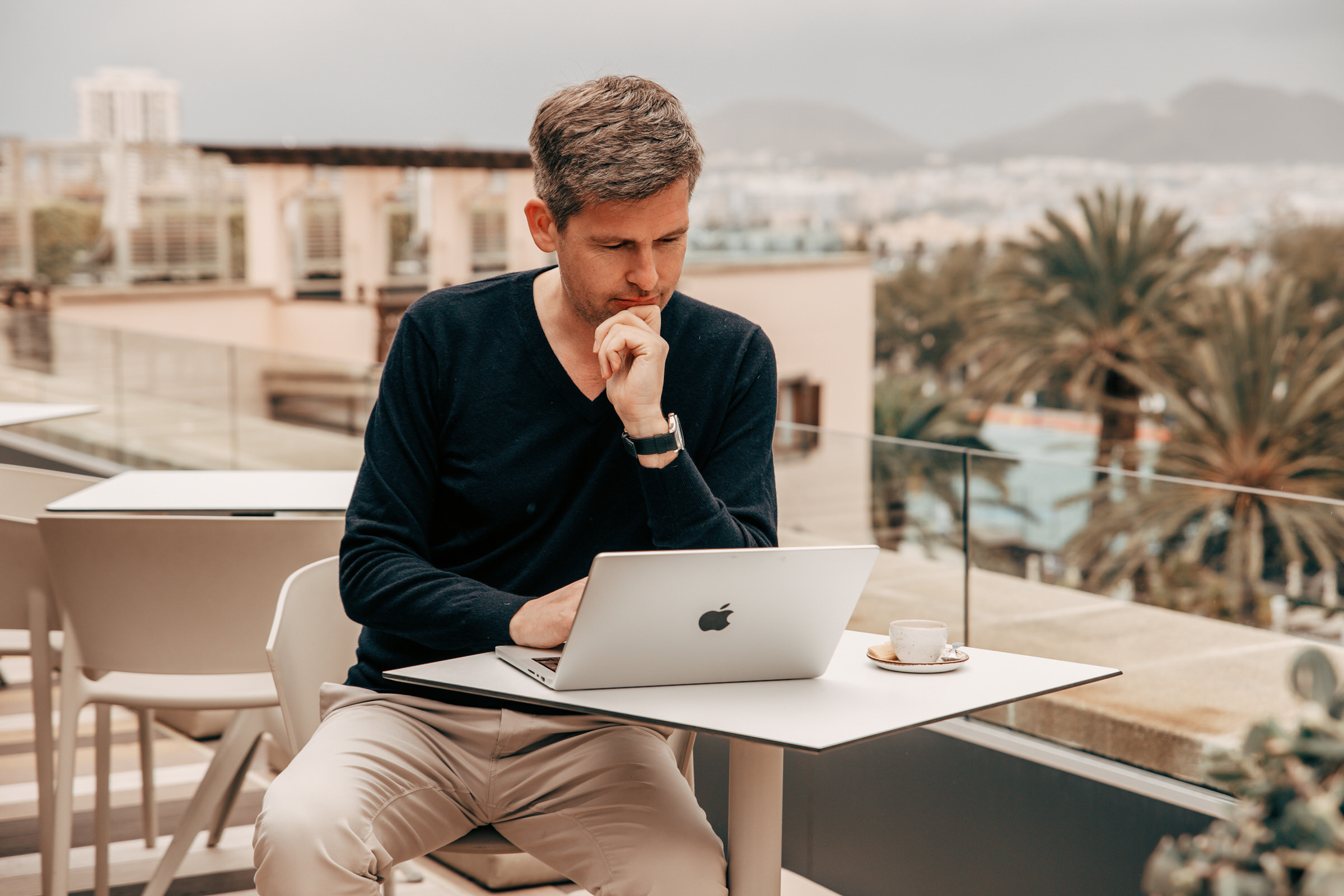 Men portrait photographer Gran Canaria - A man sitting at a table with a laptop.