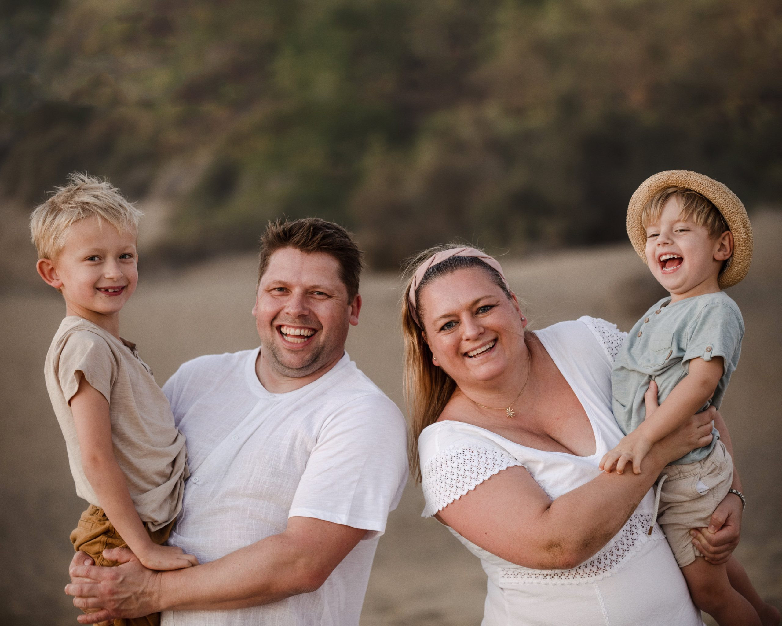 A family poses for a photo on dunas Maspalomas