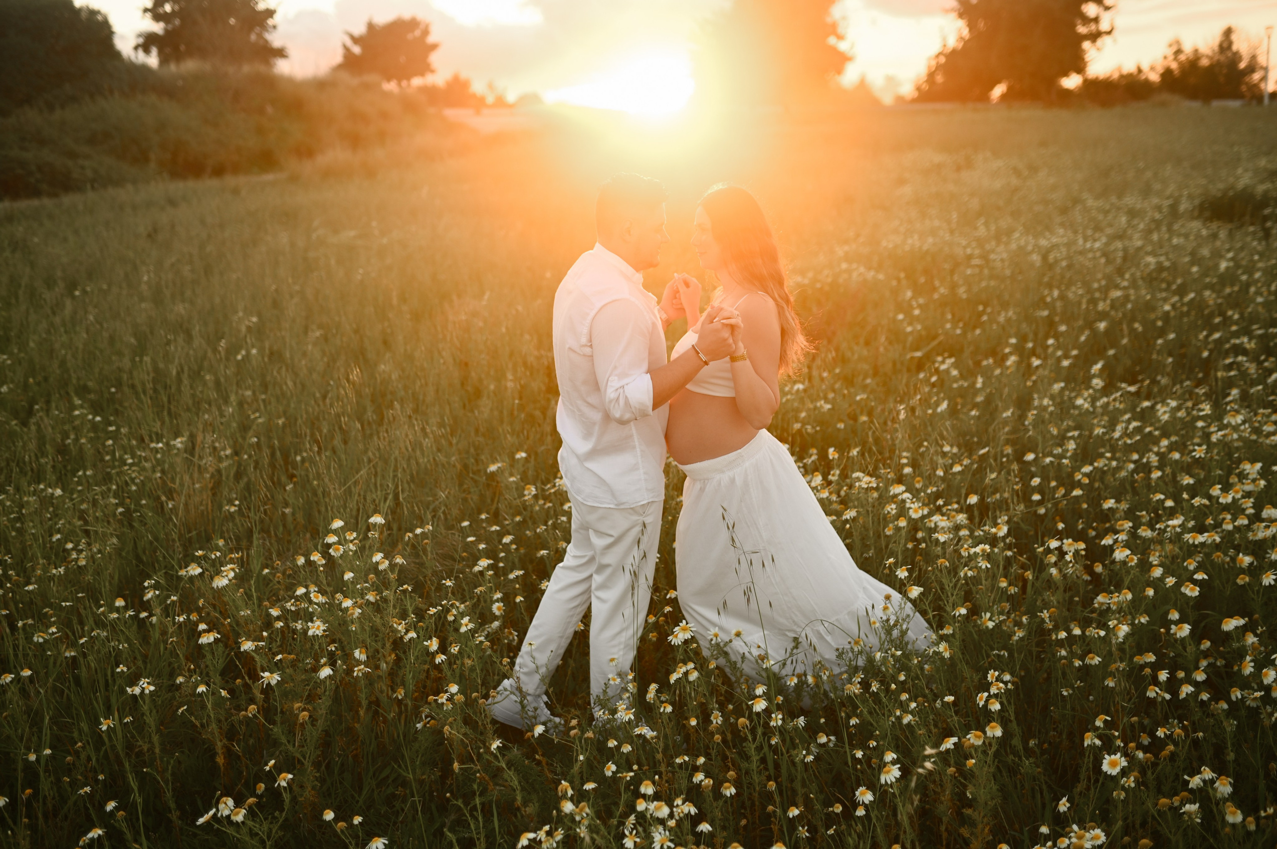 Ρομαντική φωτογράφιση εγκυμοσύνης σε χωράφι με λουλούδια. WELCOME