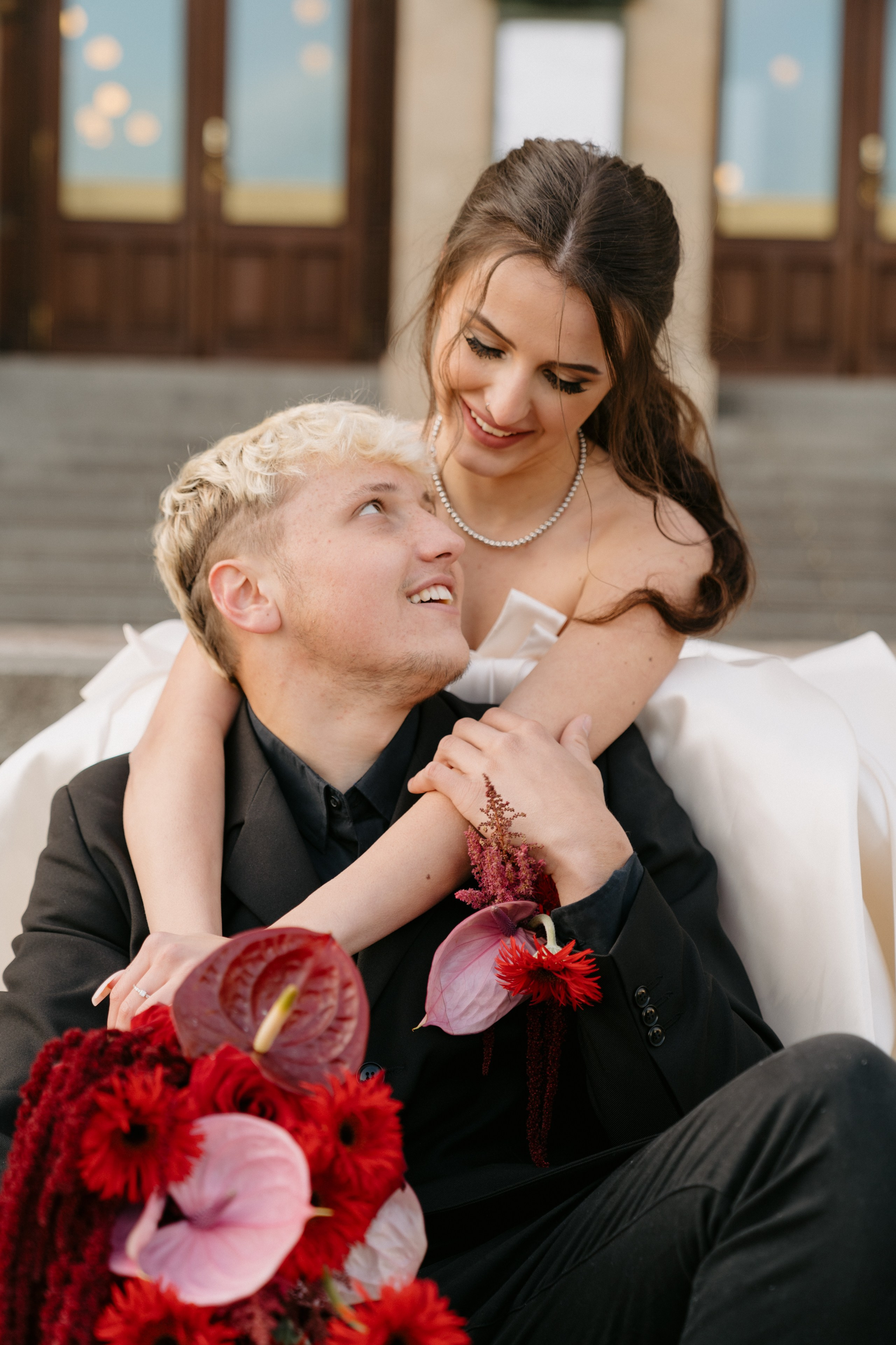 Intimní portrét novomanželů při svatbě ve dvou v Praze zachycující blízkost a emoce.