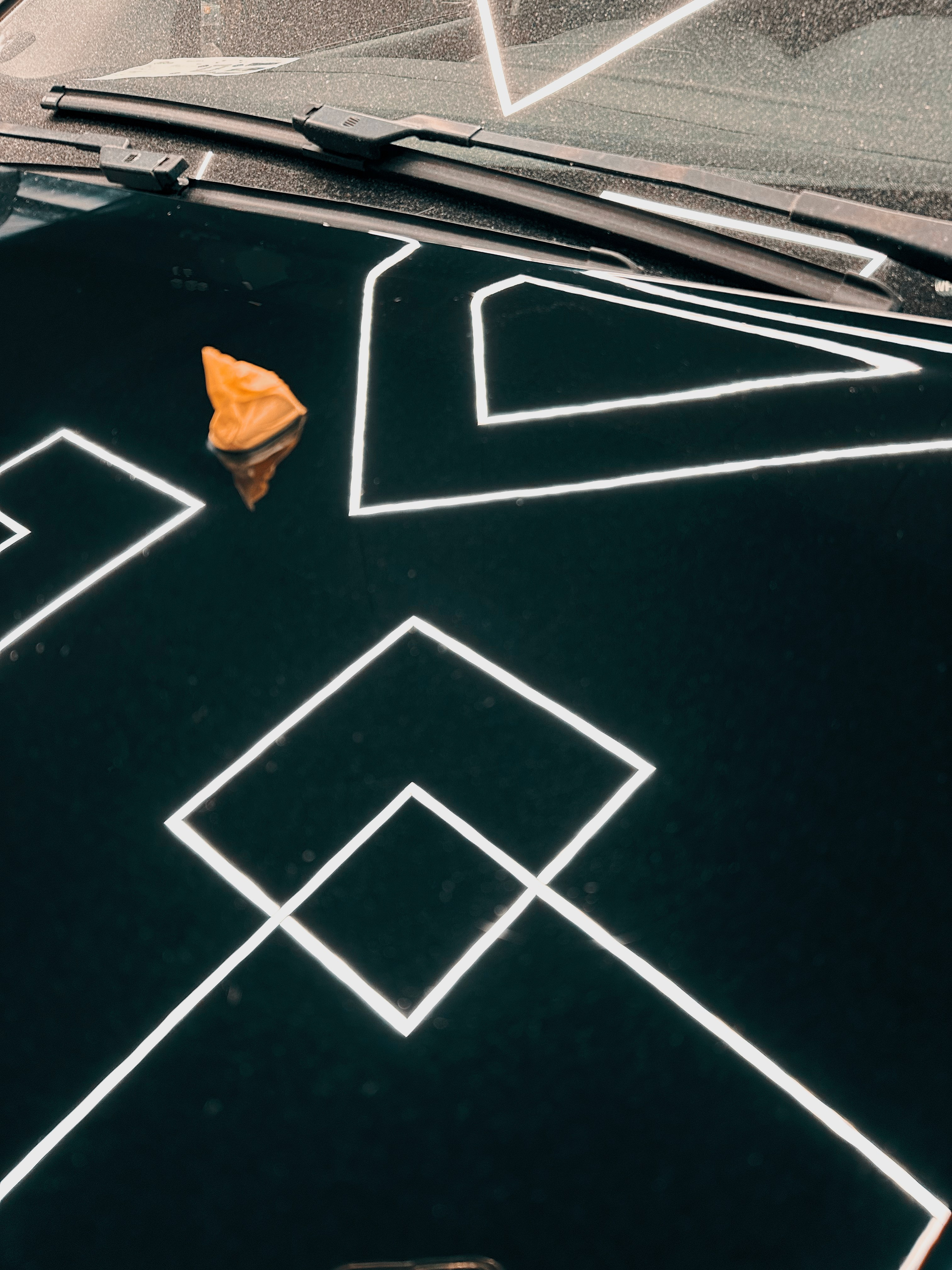 Гладкий и блестящий капот автомобиля после завершения детейлинга и полировки