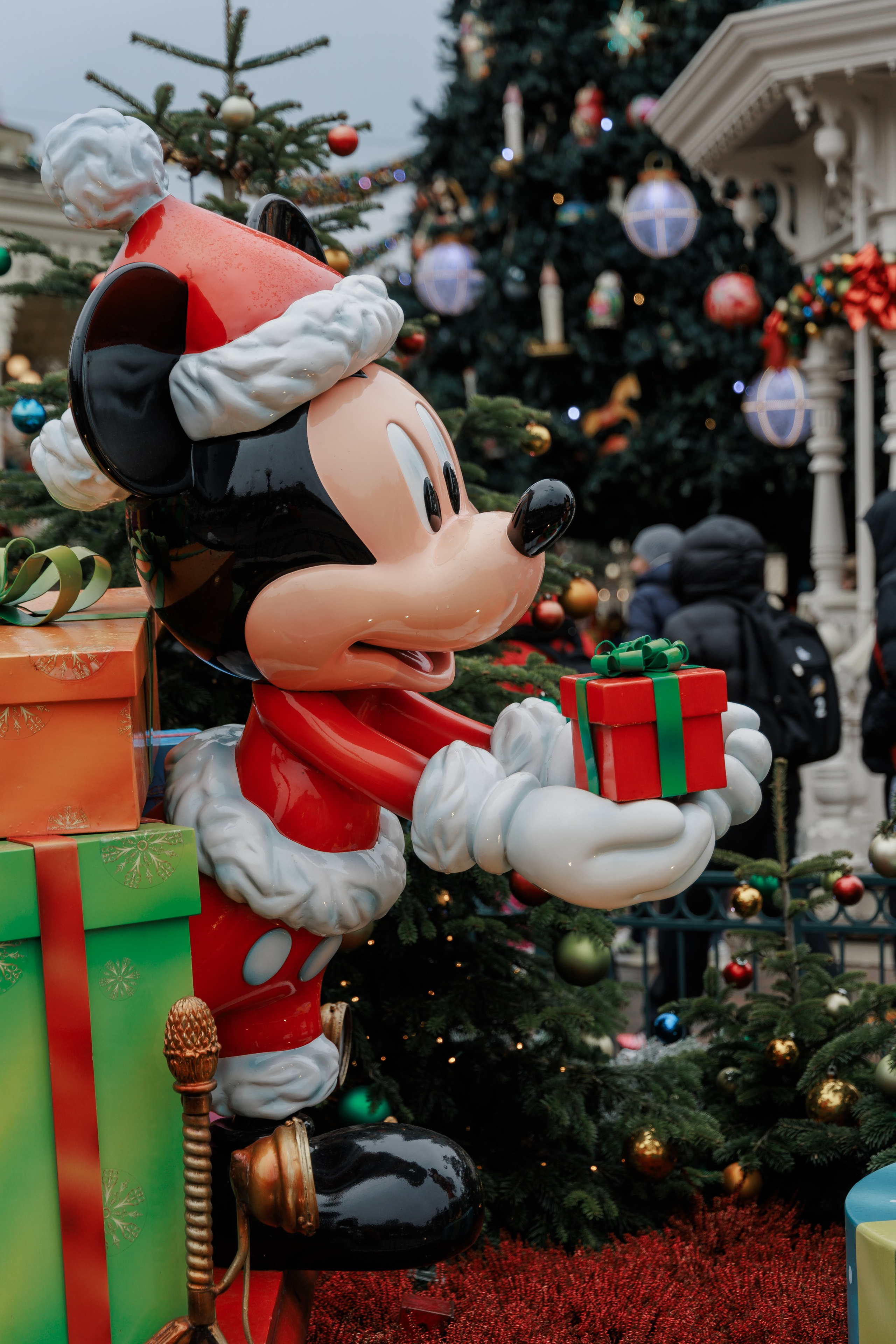 Best Photographer in Paris: Your Guide to Unforgettable Winter Photoshoots at Disneyland Paris. Photographe à Paris