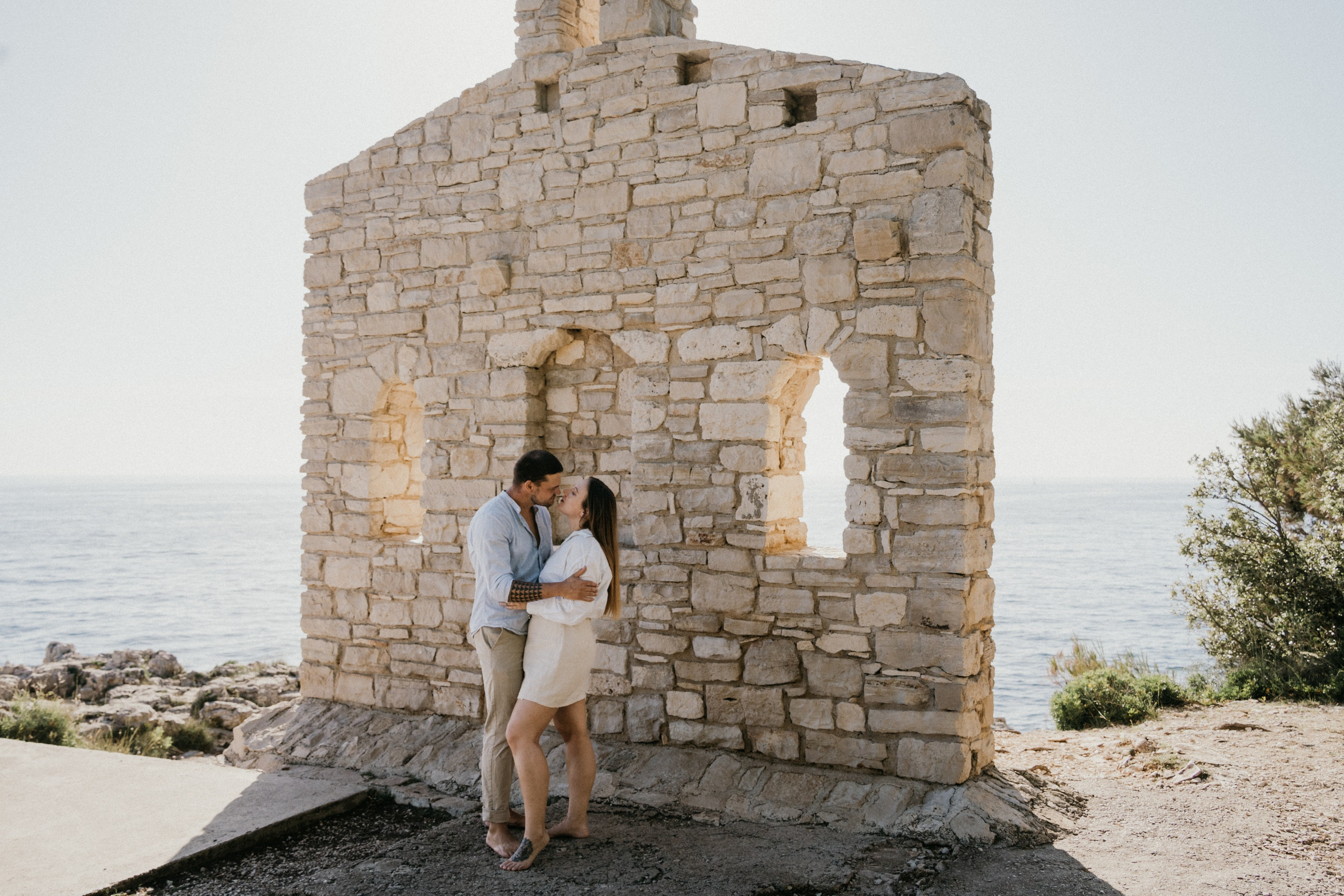Intimní portrét nevěsty při svatbě ve dvou u moře v Chorvatsku, focení elopement svatby v zahraničí.