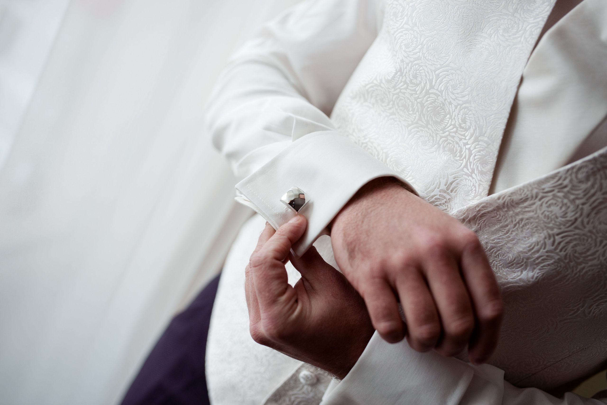 Vestuvių fotosesija, pasiruošimas, Vestuvių pasiruošimo fotografavimas. Vestuvių fotografas Vilnius Trakai kaina vestuvių fotografavimas fotografė personal.lt photogrpahy kainos jaunoji jaunikis nuotaka santuoka vestuvės, profesionali natūrali meninė reportažinė klasikinė fotosesija