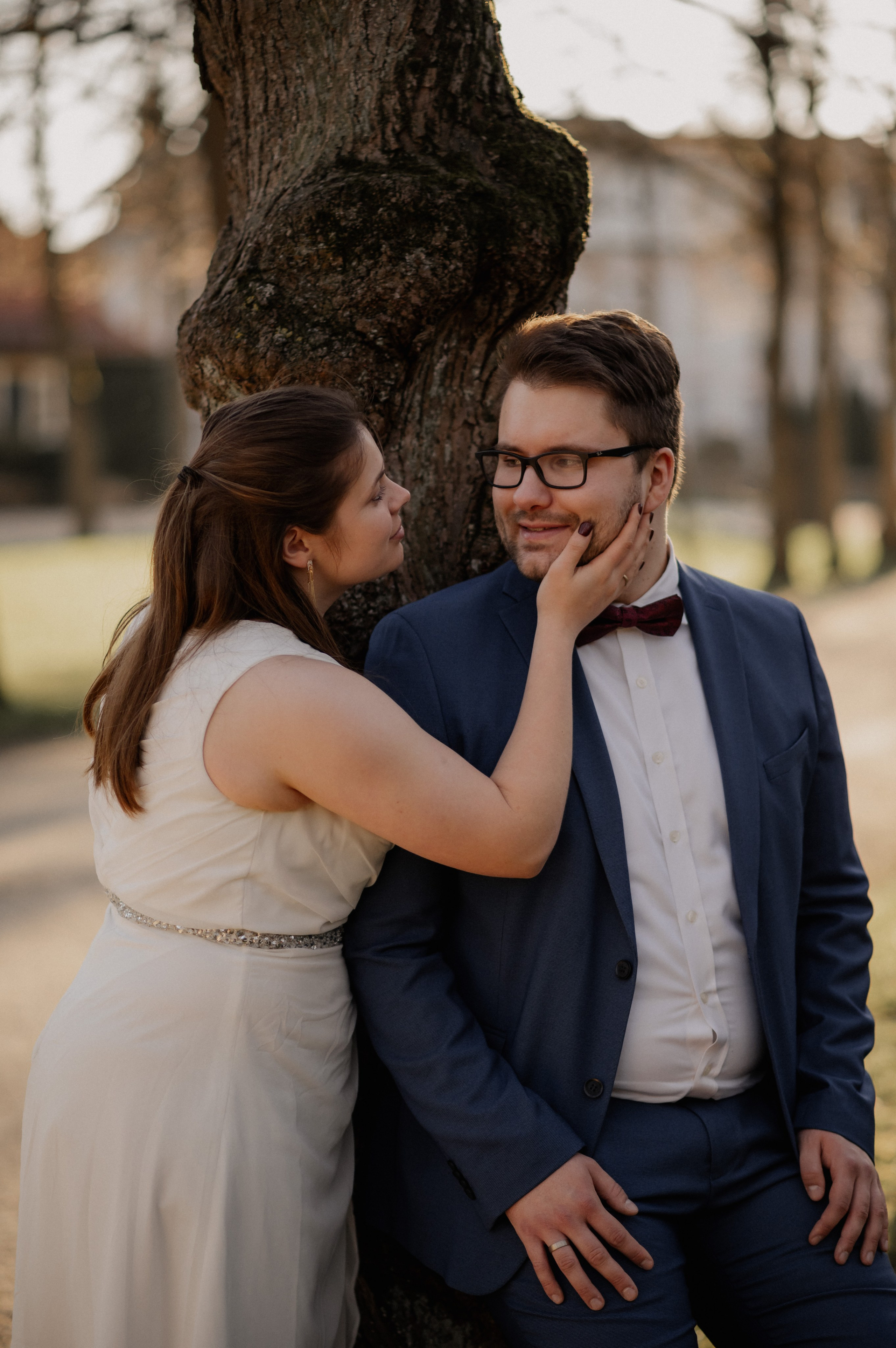 Hochzeitspaar am Baum im Hofgarten Ansbach.