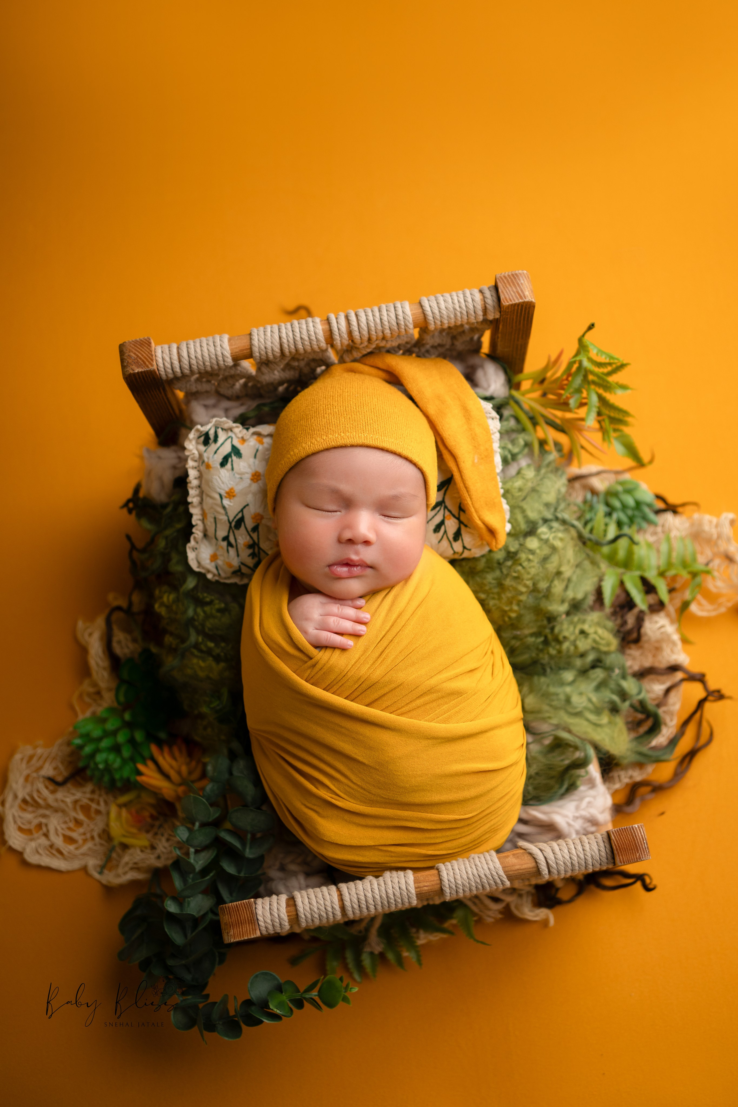 Best newborn photographer in Doha, Qatar. Best infant photoshoot in Doha, Qatar. Newborn photo session in Doha Qatar, baby, sitter, cake smash, pre-birthday, maternity, family photographer in Doha, Qatar