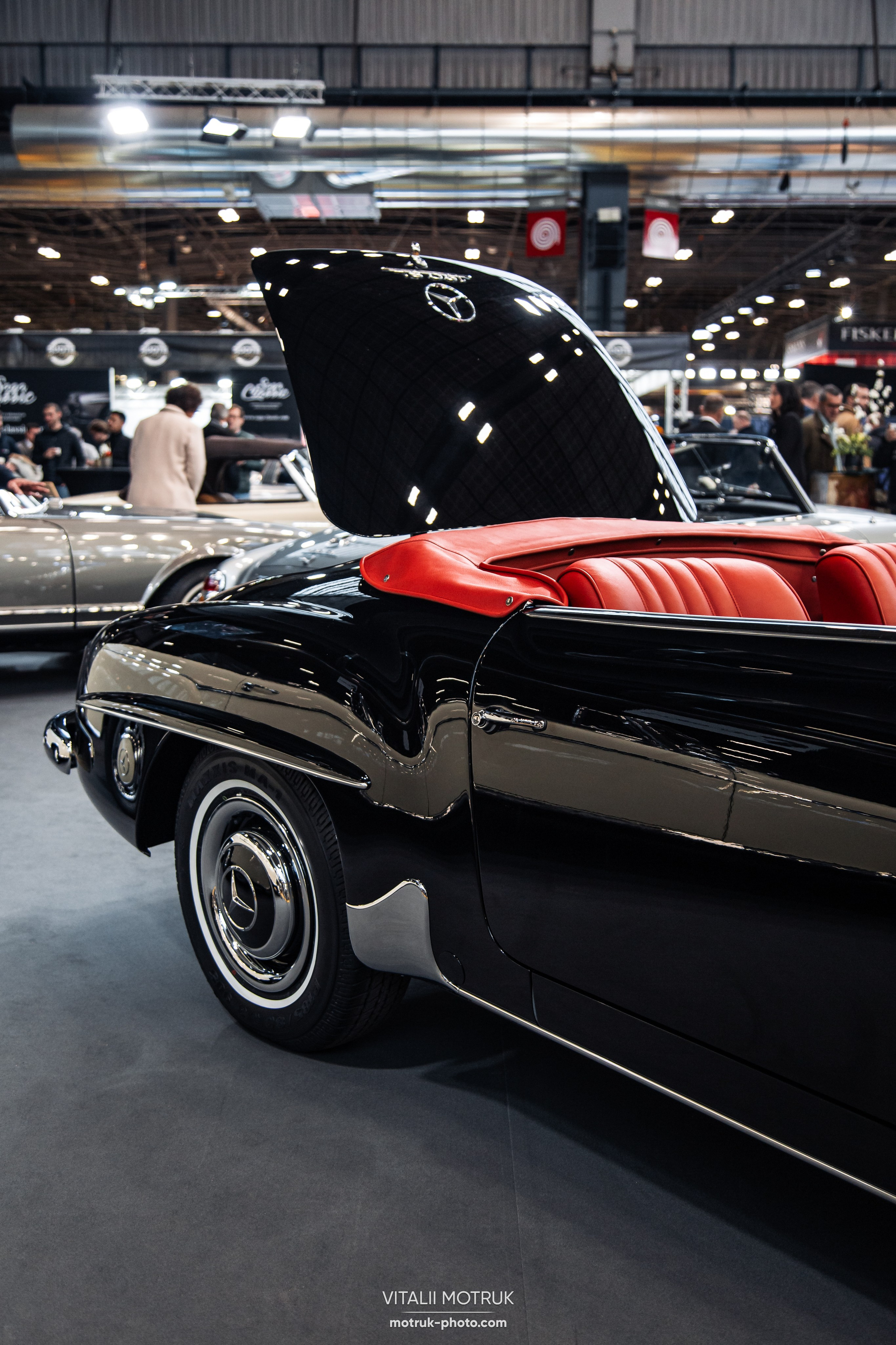 Retromobile 2023. Photographe de voitures à Paris — Vitalii Motruk