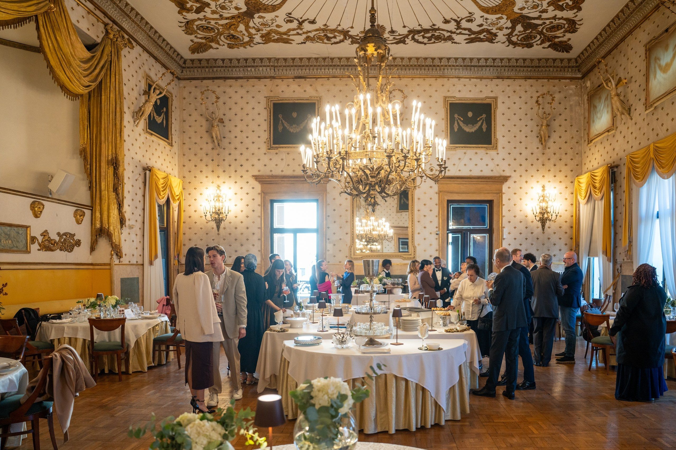 Wedding at Caffè Pedrocchi, Padua. El Velo Blanco I Wedding Photographers
