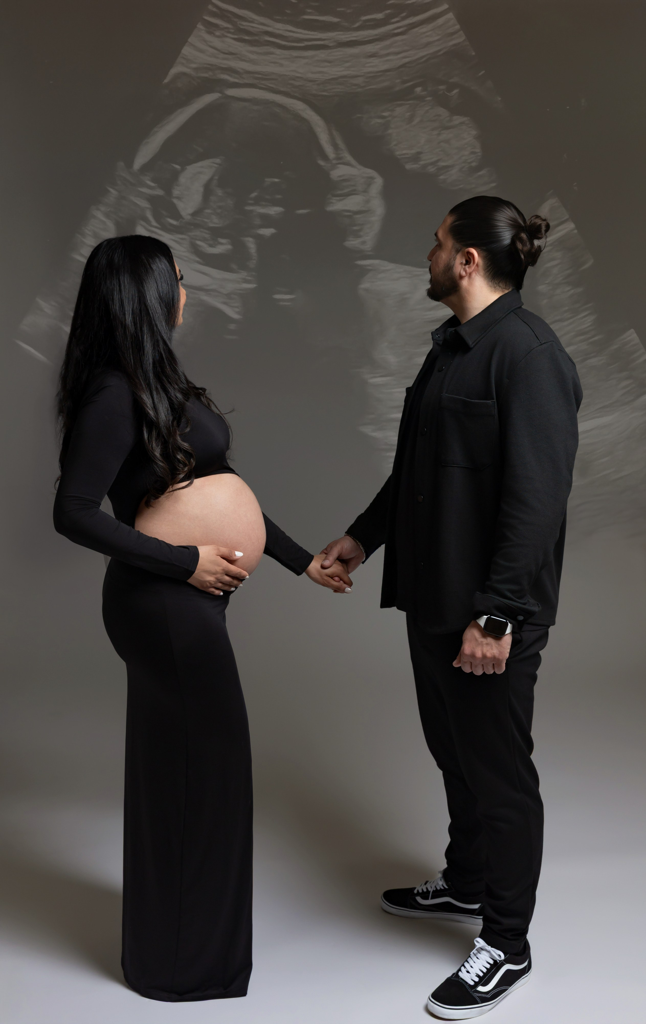 Inniger Moment beim Babybauchshooting – werdende Eltern halten gemeinsam den Babybauch in Lüdenscheid.