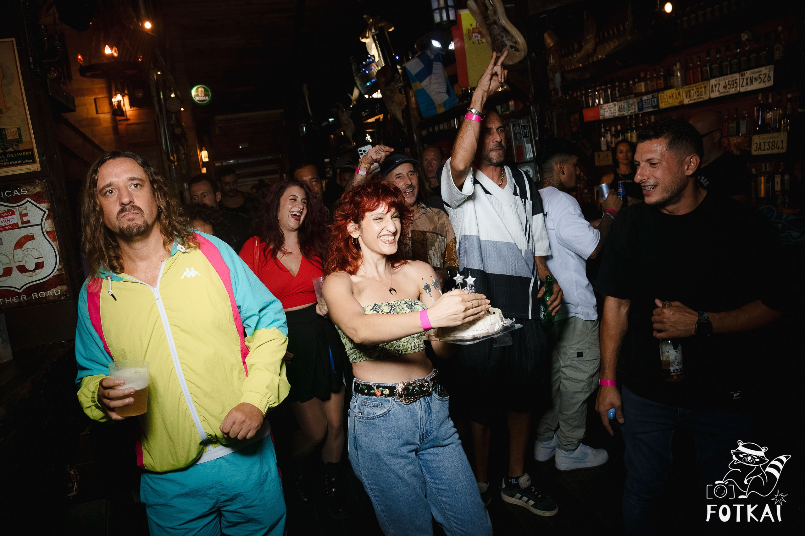 Fiesta Víspera de Festivo en El Paso Rock Bar – Hip Hop Old School | Reportaje fotográfico 08.10.2025 | FOTKAI