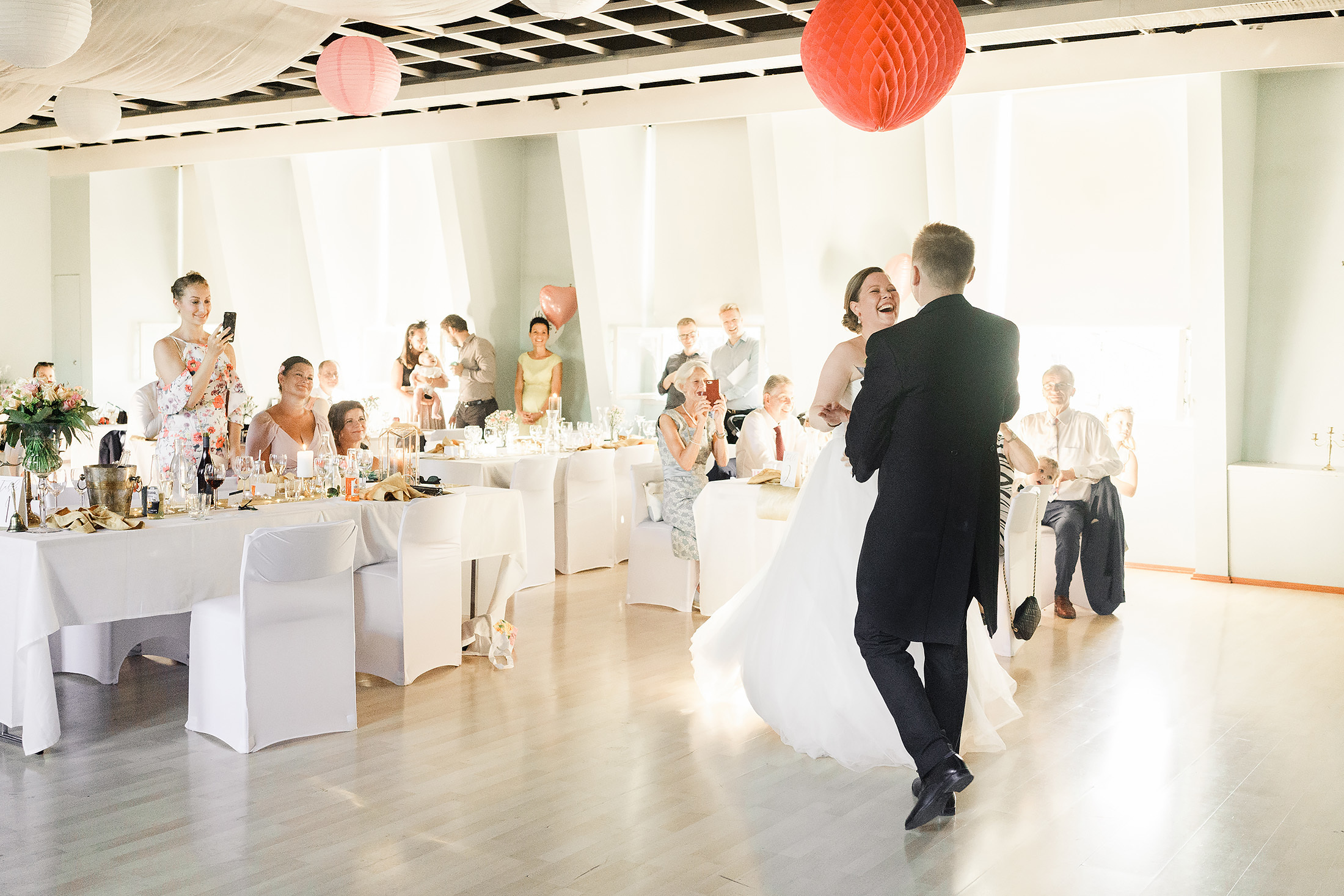 Käpylän työväentalo häät, valoisat hääkuvat