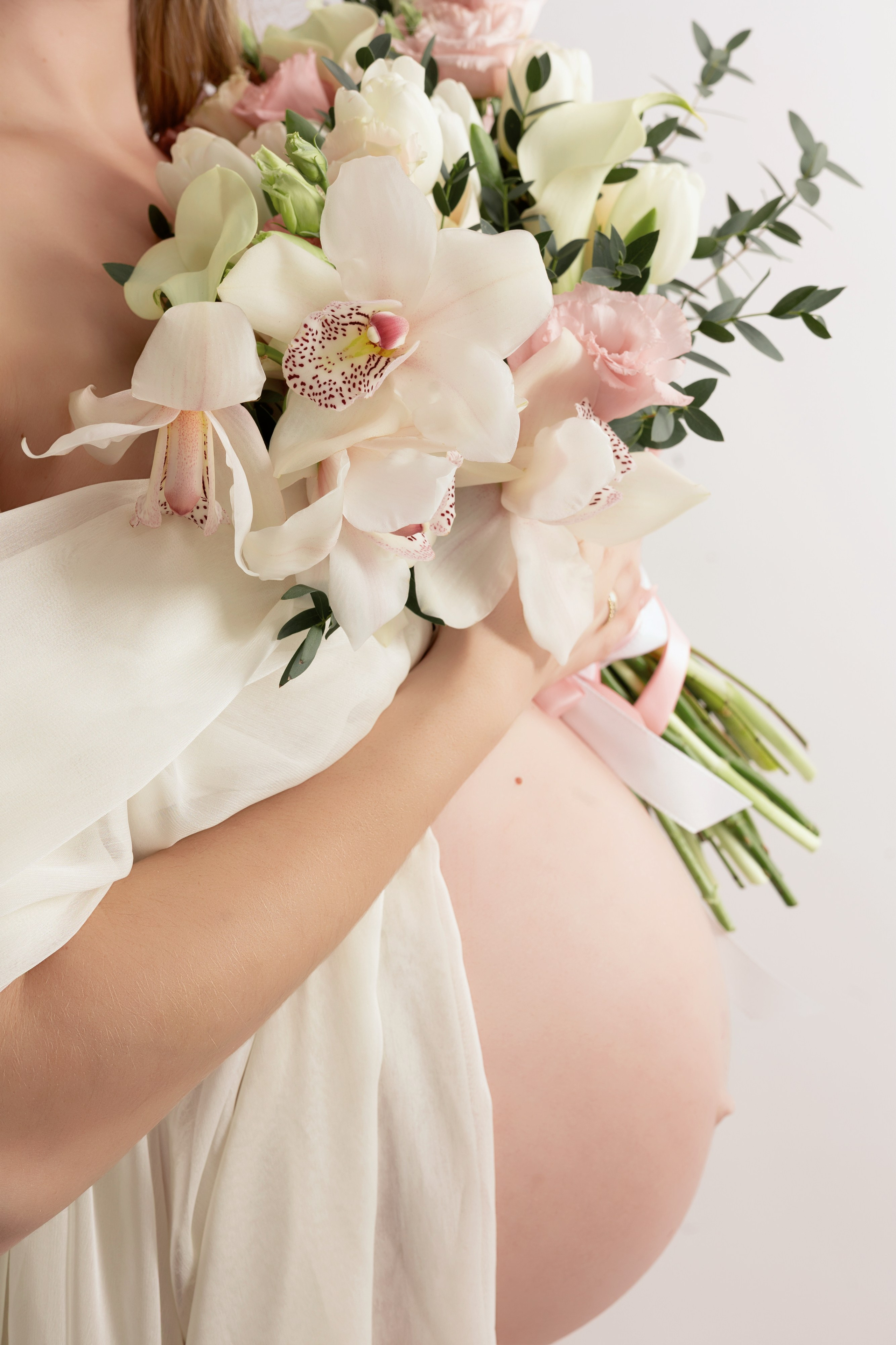 Schwangerschaftsfoto mit Blumenarrangement auf dem Babybauch – kreative Fotografie in Hagen.