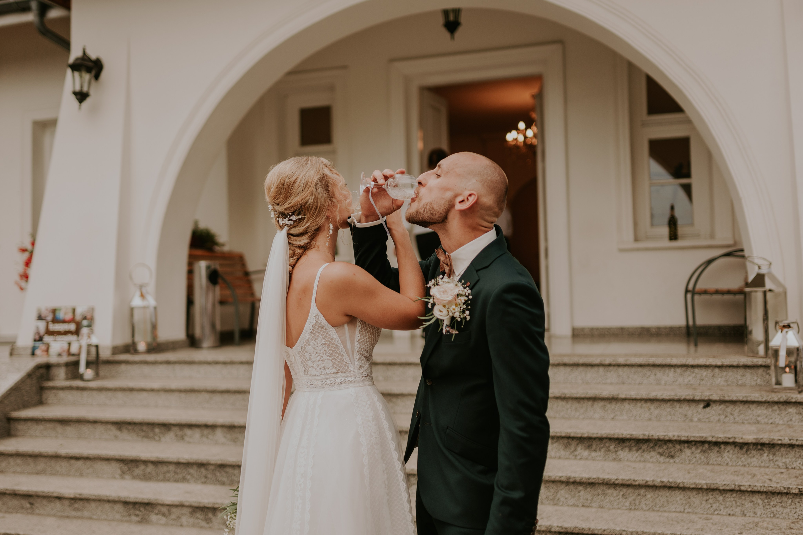 Dwór Wierzbno: plenerowy ślub pod wierzbą. Karkowskafoto - fotografia miłości