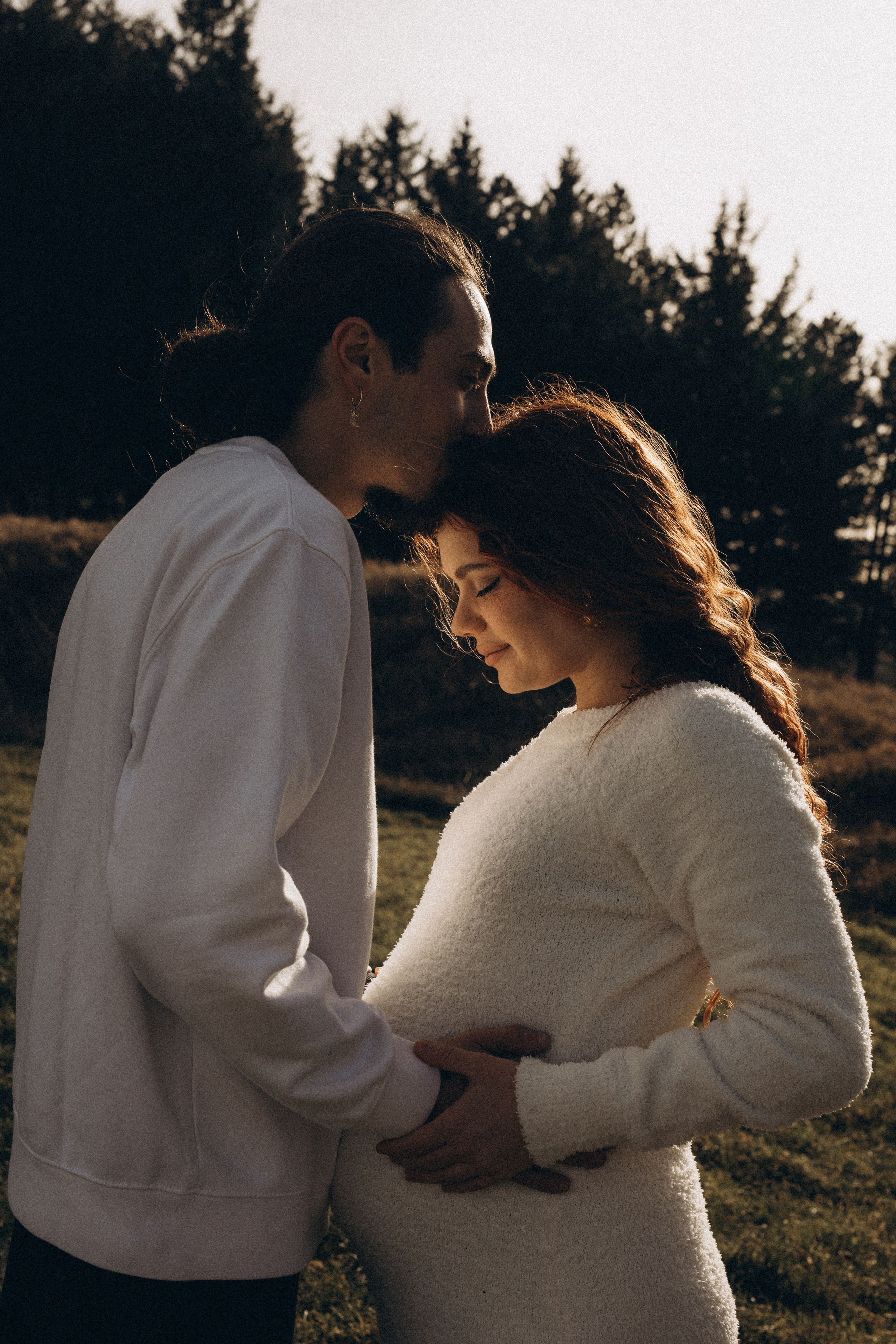 Servizio fotografico maternity di coppia nella natura, attesa e intimità