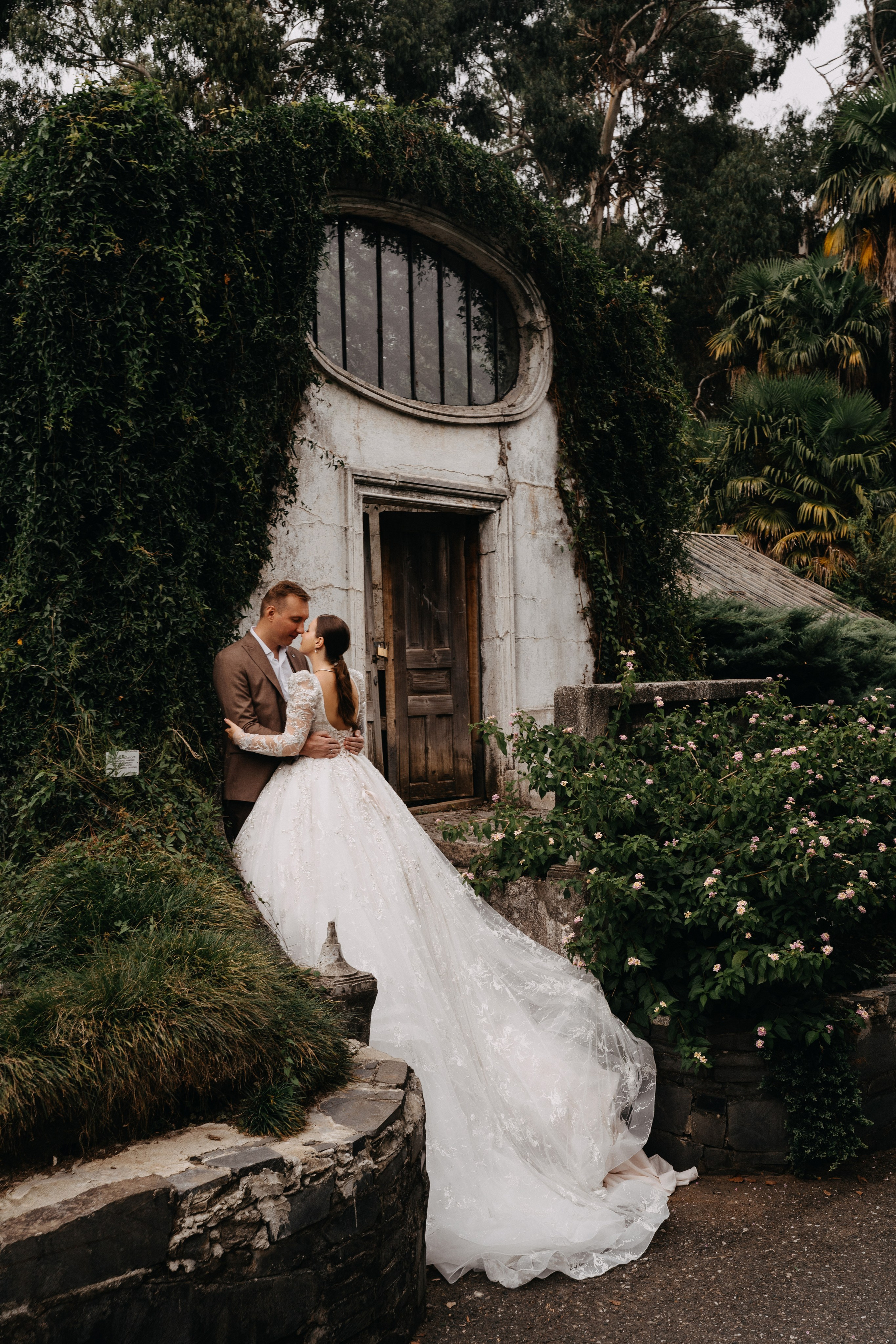 Меня зовут Валерия Азаренко, я свадебный и портретный фотограф. Снимаю в Батуми. Я провожу портретные съёмки, съёмки lovestory, съёмки свадебного дня и семейные. Цены и условия на сайте.