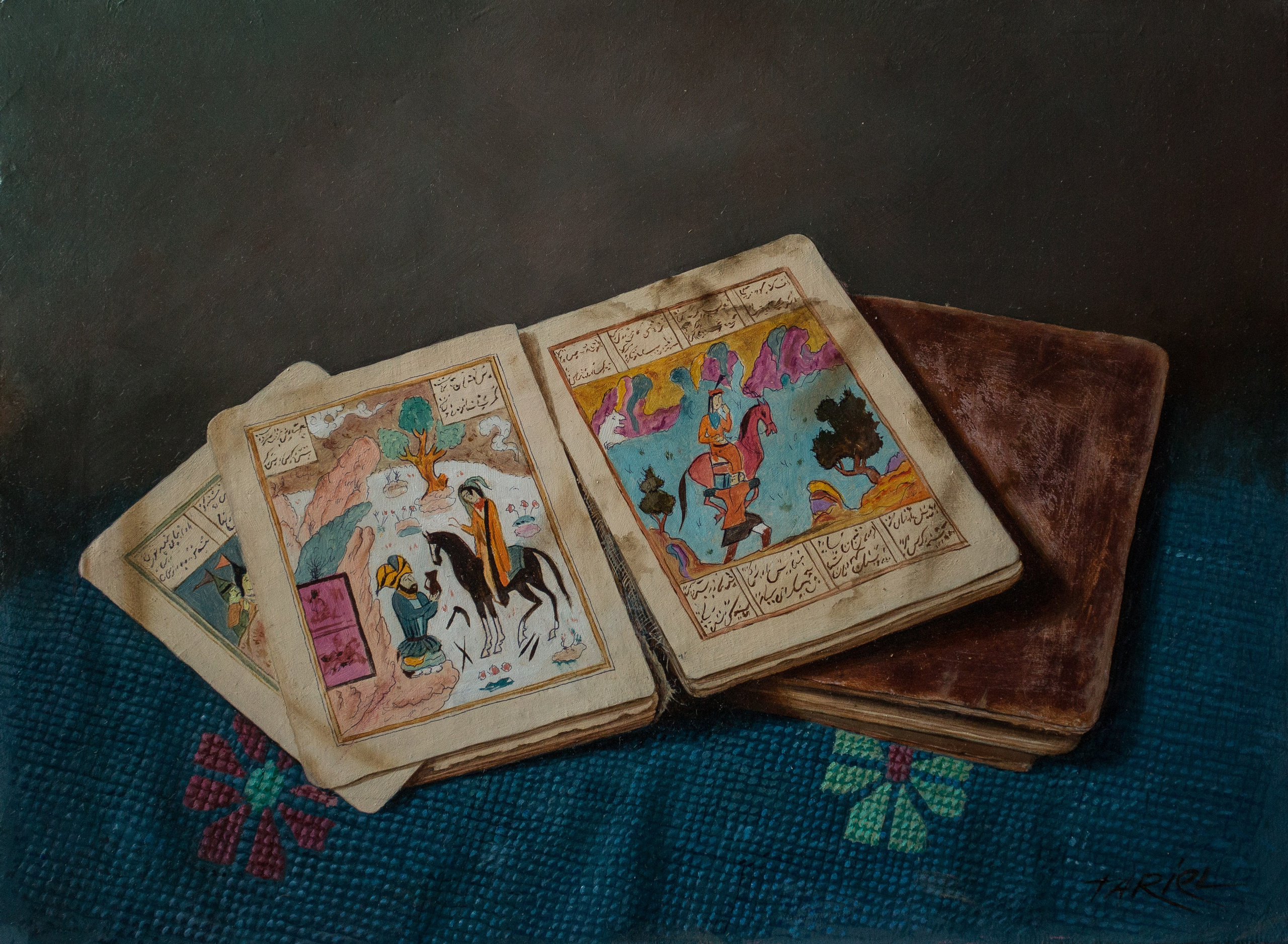 ariel Əhmədovun yağlı boya ilə çəkilmiş natürmort əsəri, çiçək naxışlı toxumalı tünd mavi parça üzərində üst-üstə yığılmış, rəngli miniatür illüstrasiyaları nümayiş etdirən bir neçə qədim əlyazmanı və ya kitabı göstərir. Miniatürlər at belində və oturan insan fiqurları olan səhnələri əks etdirir. Açılmış səhifələrin altında bağlı, tünd qəhvəyi bir kitab görünür. Arxa fon tünd, kölgəli rəngdədir.