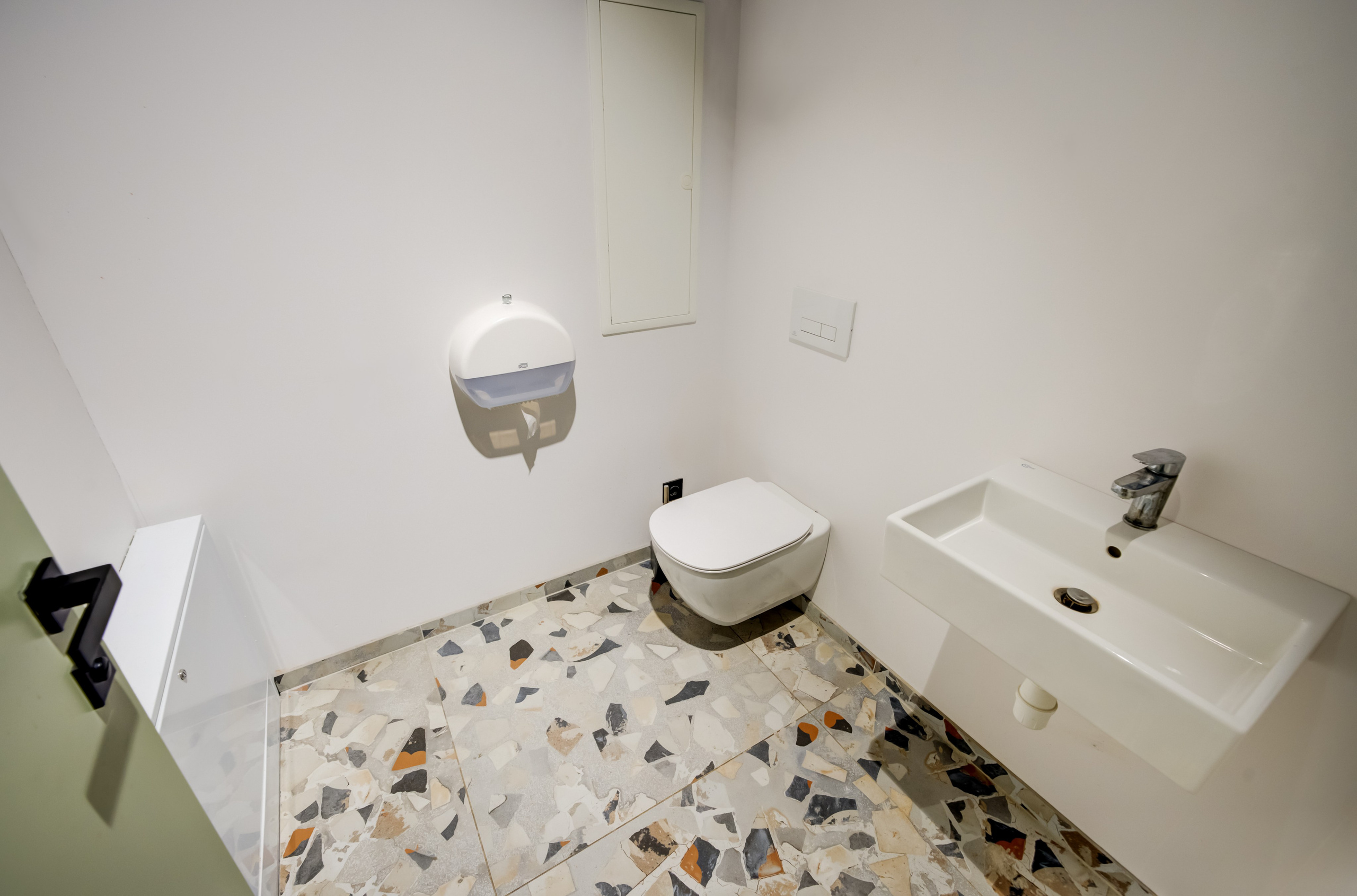 Fotosesija. Komercinės Patalpos Aukštaičių g. 7, Vilnius | Nuoma Biurui ar Parduotuvei. Elina Sapiega fotografė Vilniuje