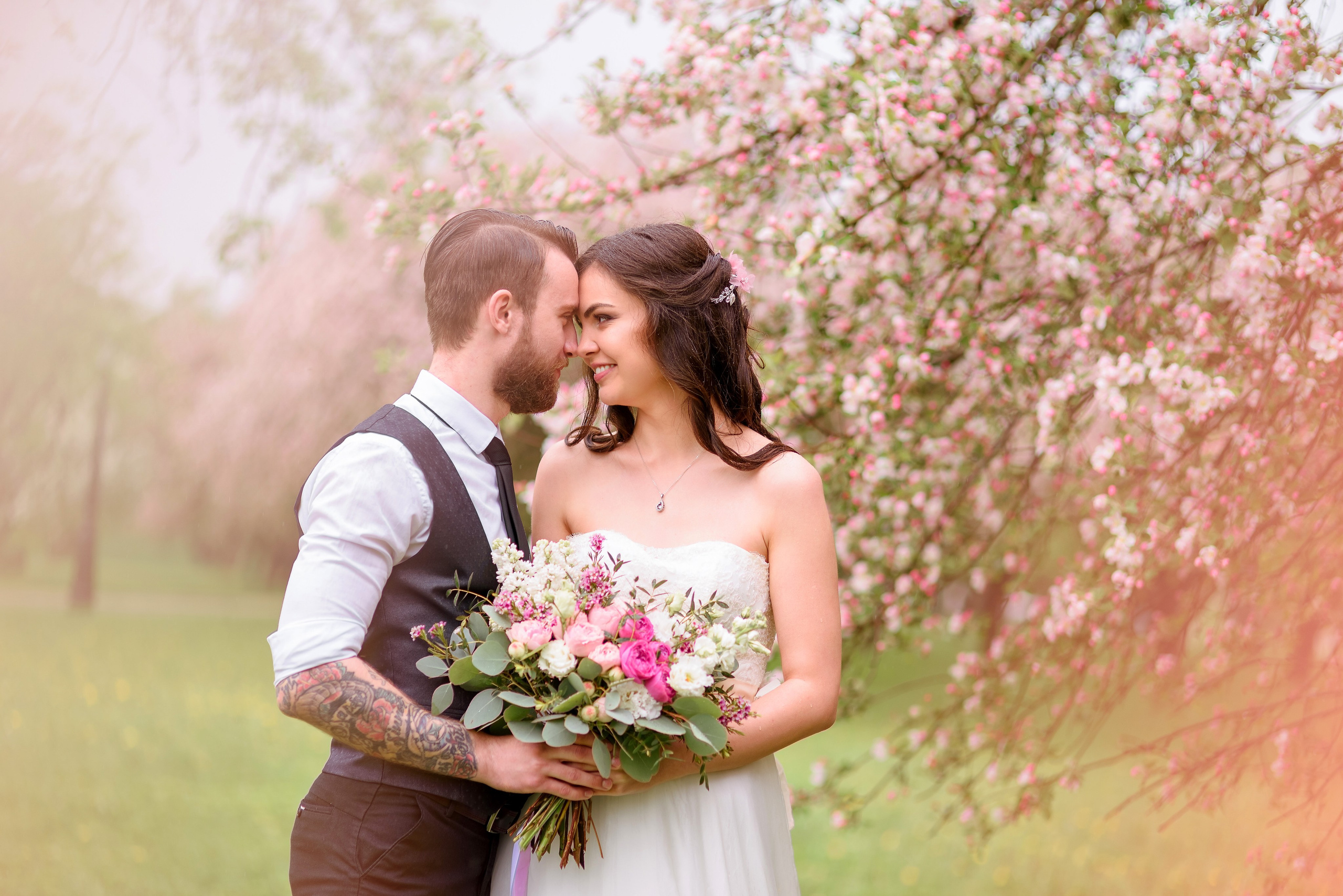 Свадебная прогулка в цветущем саду. Семейный фотограф и фотограф новорожденных в Вильнюсе Ирина Беленкевич