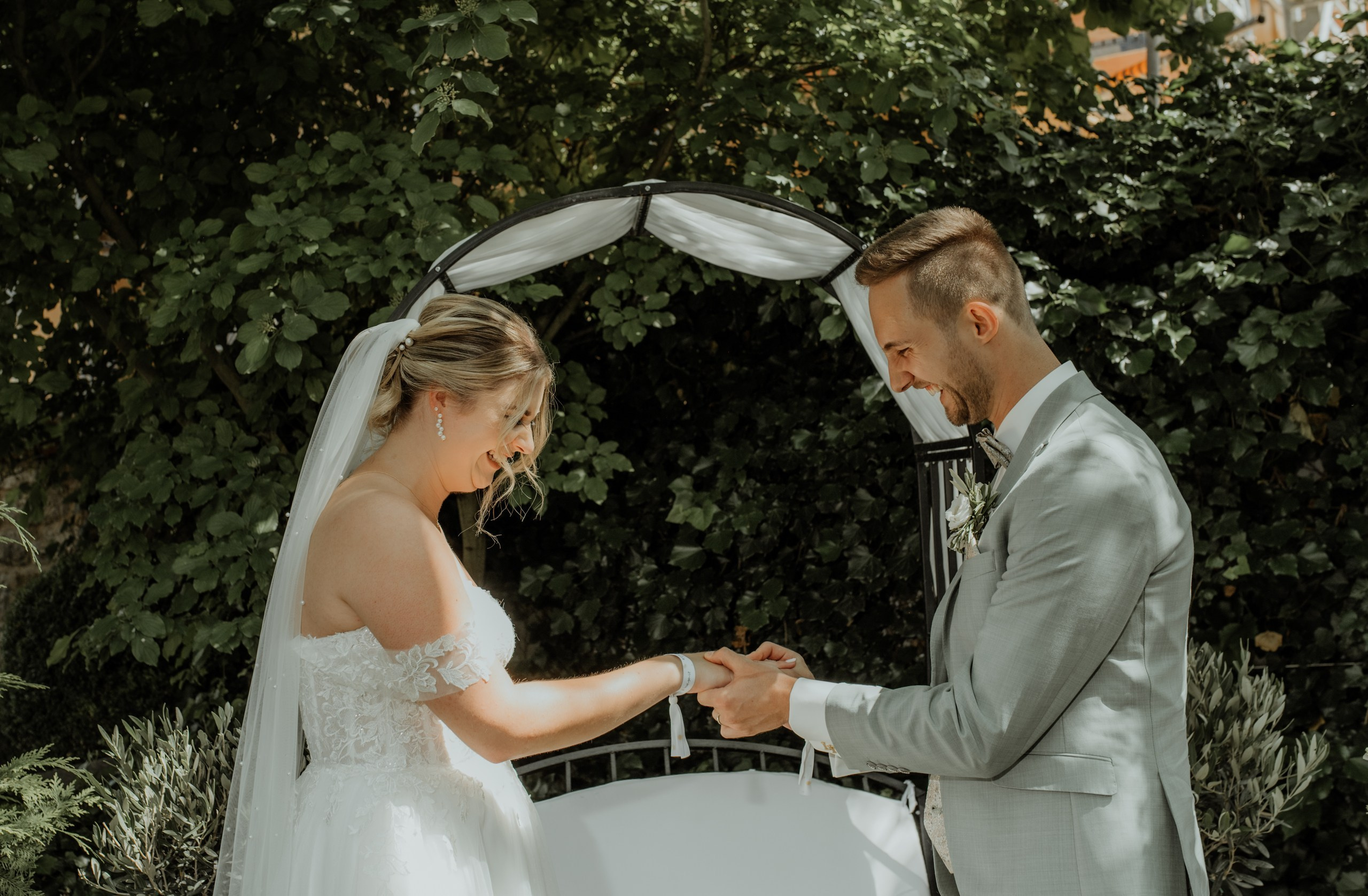 Freie Trauung Lara & Yannick | Landhaus Odaia | Fotograf Würzburg. Anna Saribekyan – Beste Hochzeitsfotografin in Würzburg, Top 10 in Deutschland