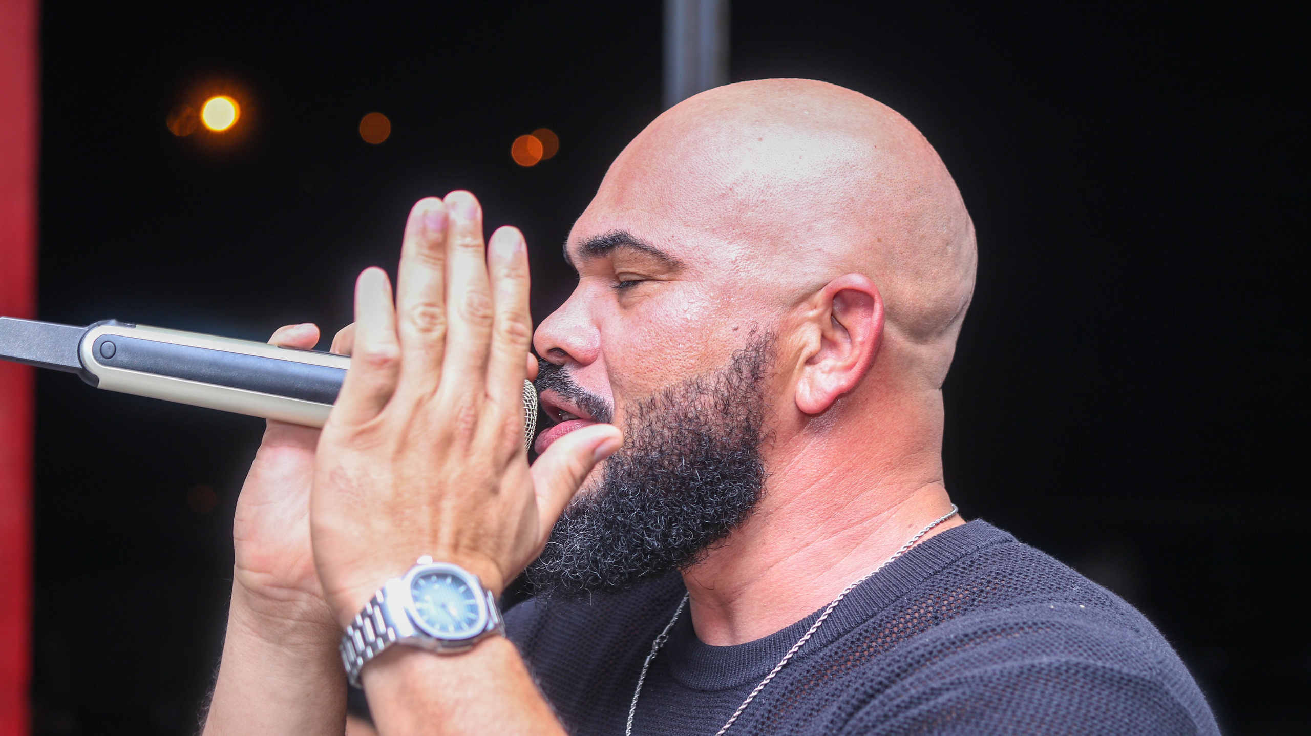 Aqui temos o registro do meu amigo e cantor da banda Du Paçoca durante o show no Bar do Skinão. 🎤🔥📸Uma noite de muita música, animação e energia positiva. Foi incrível poder registrar esse momento especial e toda a vibração do público durante a apresentação.