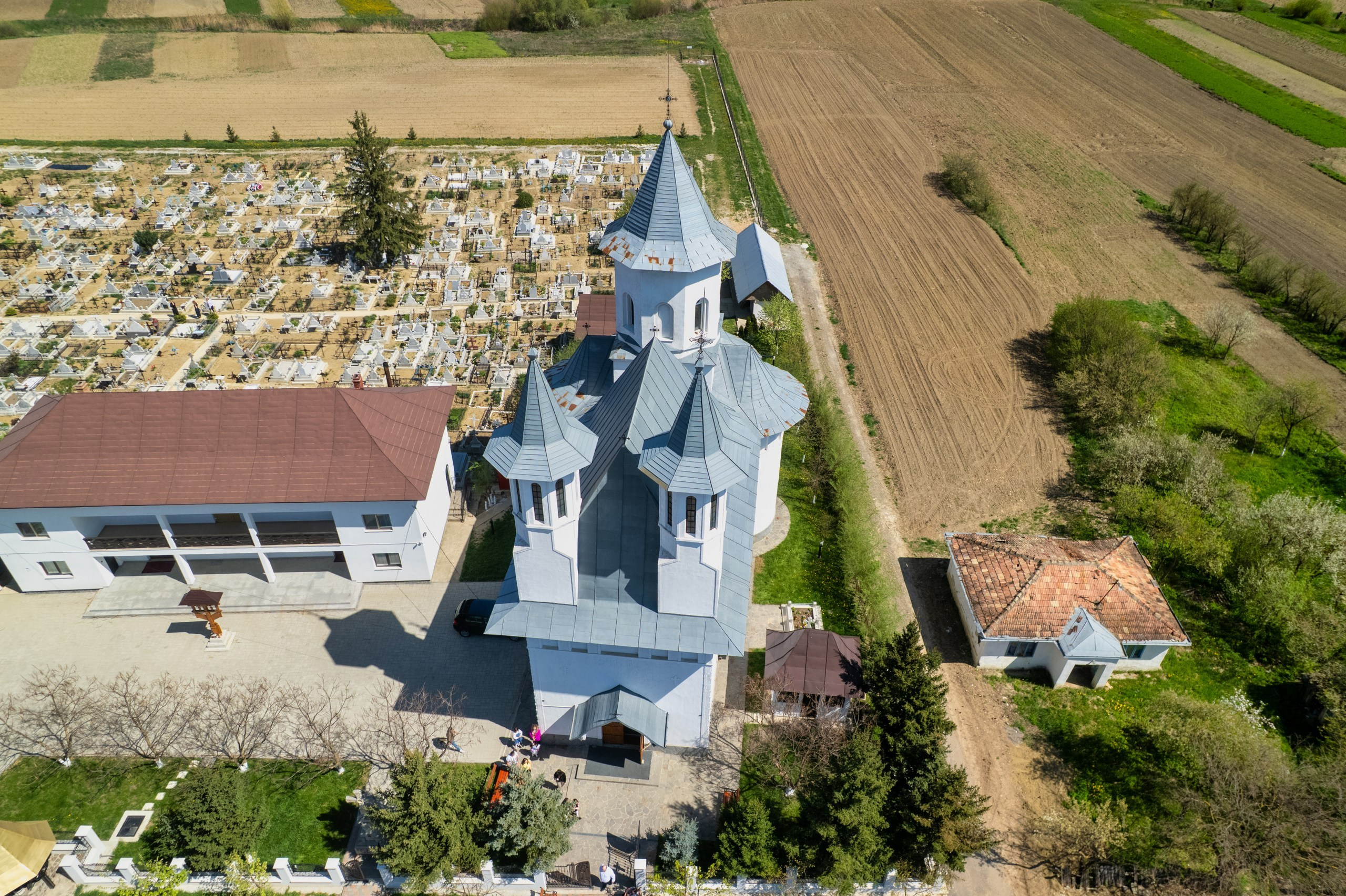 - Preotul ținându-l pe micuțul Mathias Gabriel la botez, în biserica Înălțarea Domnului, Copălău  - Detalii de la botezul lui Mathias – lumânare, trusou și icoană  - Familia lui Mathias Gabriel alături de micuț, în ziua botezului  - Portret emoționant cu mama și bebelușul în brațe, în biserică,fotograf profesionist evenimente Botoșani, Iași, Suceava, Fălticeni, Bacău, Pașcani, Roman - AlinoFotoStudio by Alin Chirilă - servicii foto nuntă, botez, cununie, ședințe foto creative, albume personalizate, fotografii emoționante și calitative pentru cele mai importante momente din viață,fotograf nuntă Botoșani Alin Chirilă,  ședință foto botez Iași - AlinoFotoStudio,  servicii fotograf profesionist evenimente Suceava,  fotograf cununie civilă Fălticeni - Alin Chirilă,  album foto nuntă personalizat Bacău.“Bebeluș botezat în biserică, ținut în brațe de nași”	•	“Detaliu cu lumânarea de botez decorată cu flori albe”	•	“Părinți emoționați alături de copilul lor la ceremonia de botez”	•	“Masa festivă de botez cu decor tematic și tort personalizat”	•	“Momentul în care preotul toarnă apă sfințită pe fruntea bebelușului”	“Bebeluș în rochie albă de botez, zâmbind în brațele mamei”	•	“Detaliu cu cruciulița de botez așezată pe o pernă de satin”	•	“Părinți și nași aprinzând lumânările în timpul ceremoniei de botez”	•	“Tort de botez decorat cu figurine tematice și numele copilului”	•	“Copil botezat dormind liniștit în pătuțul decorat festiv”	•	“Momentul în care preotul binecuvântează copilul în fața altarului”	•	“Invitați adunându-se în jurul mesei festive la petrecerea de botez”	•	“Bebeluș ținând în mână o jucărie personalizată primită la botez”	•	“Familie fericită pozând împreună după ceremonia de botez”	•	“Decor tematic cu baloane și flori la locația petrecerii de botez” fotograf Botoșani fotograf evenimente fotograf botez Alin Chirila fotograf alinofotostudio.fotograf botez Amelis Maria, fotografie botez Botoșani, fotograf Alin Chirilă, amintiri botez, fotografii botez, botez Amelis Maria, fotograf copii, fotografie botez în Botoșani,